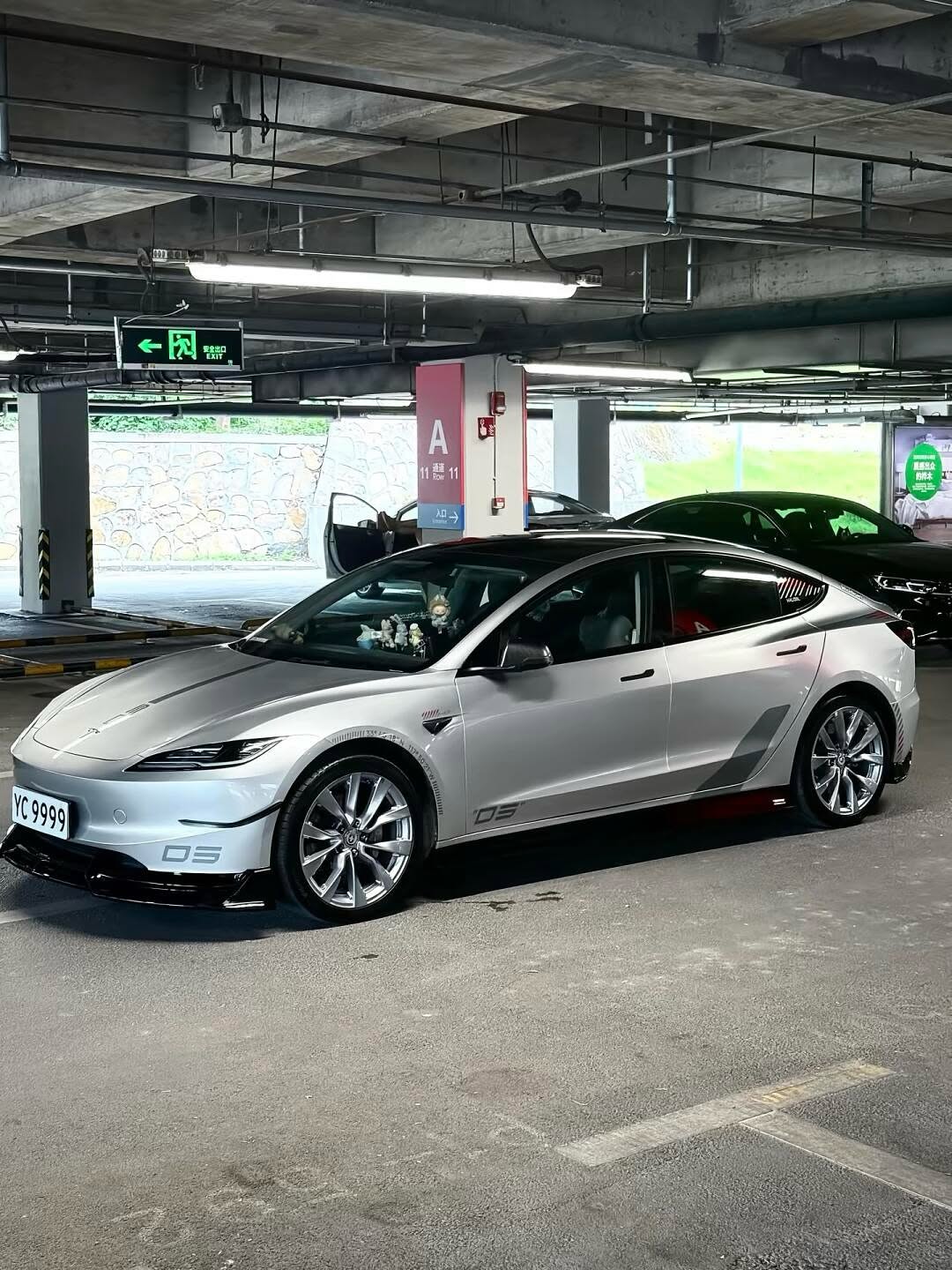 Model 3 🔥 📸：帅气的特斯拉车主 #RefreshedModel3 #Tesla #Model3 #EV #ElectricVehicle #EV #china #hongkong #Innovation $tsla #EVPerformance #CleanEnergy #ElectricCars #SustainableDriving #TechCars #NewEnergyVehicles #carwrap #carmods #tuning #carphotography @drivegreen_livegreen