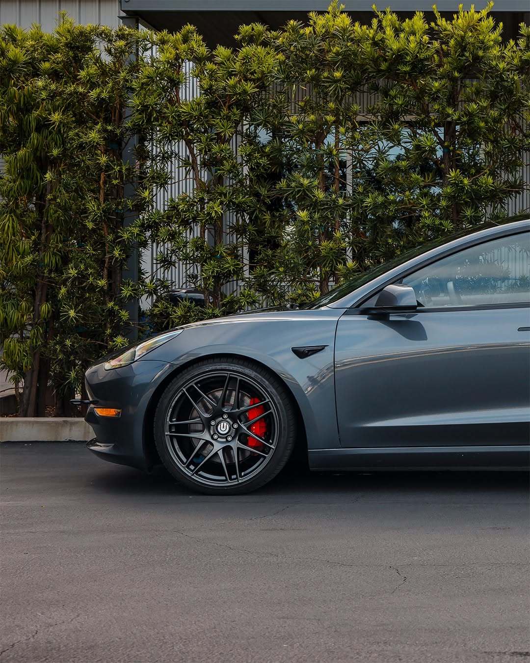 Nürburgring血统 🏁⚡ 这辆特斯拉Model 3装配了UP x BBS Flugplatz轮毂。这款轮毂灵感源自标志性的Flugplatz徽章,设计用于承受在纽北赛道高速飞行时车辆所经历的严酷考验。 配备OEM+适配性、TÜV认证的强度以及BBS成熟的旋压成型技术,这款轮毂实现了赛道性能与日常驾驶舒适性的完美平衡。 @unpluggedperformance