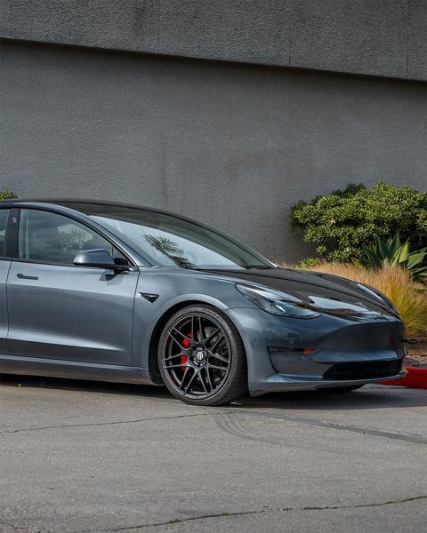 Nürburgring血统 🏁⚡ 这辆特斯拉Model 3装配了UP x BBS Flugplatz轮毂。这款轮毂灵感源自标志性的Flugplatz徽章,设计用于承受在纽北赛道高速飞行时车辆所经历的