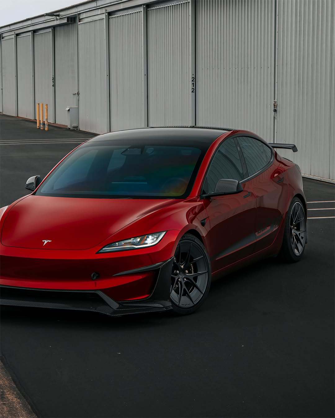 Model 3和Model Y车主:轮到你们了。🚗 以旧换新您的原厂特斯拉轮毂,在升级至UP锻造轮毂(或UP轮毂+轮胎套装)时可获得最高1000美元的返现。 1000美元:2026款Model Y Crossflow 19英寸和Helix 2.0 20英寸,2024年及以后款Model 3 Performance Warp(以及S/X和Cybertruck原厂轮毂) 500美元:所有年份的Model 3和Model Y原厂轮毂 如何操作:选购轮毂→结账时选择以旧换新折扣→安装→使用我们的预付标签寄回您的原厂轮毂。 (未损坏的轮毂套装需带有原厂盖子/盖帽。请在14个工作日内寄出。仅限美国本土。) @unpluggedperformance