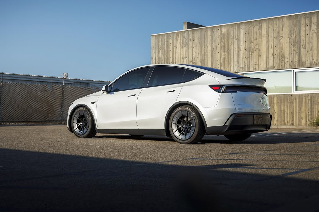 • 铸造6061-T6单体铝合金 – 超强轻便 • 空气动力学碟形设计 – 与特斯拉18英寸轮毂的阻力相匹配 • 每个轮子负载能力超过950公斤 – 被警察车队信赖 • 整合可更换金属路沿保护装置 – 没有塑料噱头，真正的保护 • 原厂轮胎兼容性 – 可重复使用原厂轮胎 • 增加侧壁覆盖 – 有助于减少刮擦 • 双色表面处理 – 设计精美，适合任何特斯拉颜色 💡 适用于特斯拉Model 3和Model Y的19英寸和20英寸规格。 @unpluggedperformance