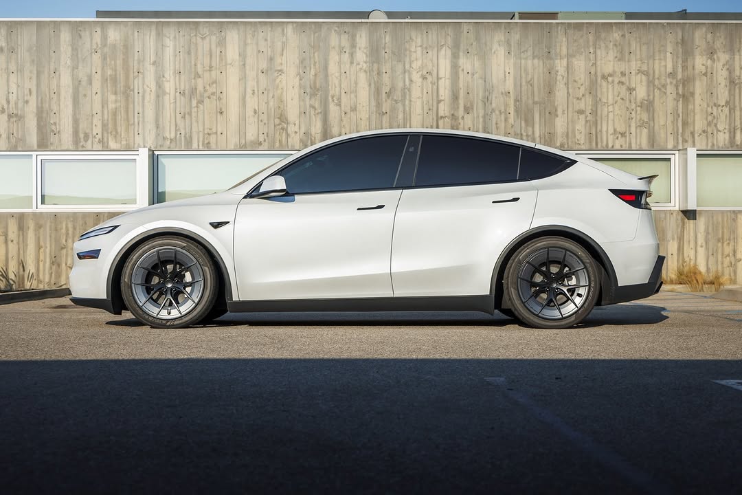 • 铸造6061-T6单体铝合金 – 超强轻便 • 空气动力学碟形设计 – 与特斯拉18英寸轮毂的阻力相匹配 • 每个轮子负载能力超过950公斤 – 被警察车队信赖 • 整合可更换金属路沿保护装置 – 没有塑料噱头，真正的保护 • 原厂轮胎兼容性 – 可重复使用原厂轮胎 • 增加侧壁覆盖 – 有助于减少刮擦 • 双色表面处理 – 设计精美，适合任何特斯拉颜色 💡 适用于特斯拉Model 3和Model Y的19英寸和20英寸规格。 @unpluggedperformance