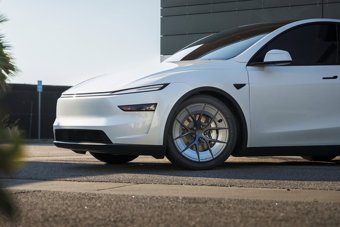 • 铸造6061-T6单体铝合金 – 超强轻便 • 空气动力学碟形设计 – 与特斯拉18英寸轮毂的阻力相匹配 • 每个轮子负载能力超过950公斤 – 被警察车队信赖 • 整合可更换金属路沿保护装置 – 没有塑料噱头，真正的保护 • 原厂轮胎兼容性 – 可重复使用原厂轮胎 • 增加侧壁覆盖 – 有助于减少刮擦 • 双色表面处理 – 设计精美，适合任何特斯拉颜色 💡 适用于特斯拉Model 3和Model Y的19英寸和20英寸规格。 @unpluggedperformance