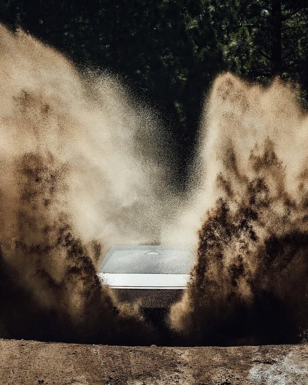 炸药爆炸了 📷 @fromwhereicharge @_tucker_scott @teslamotors