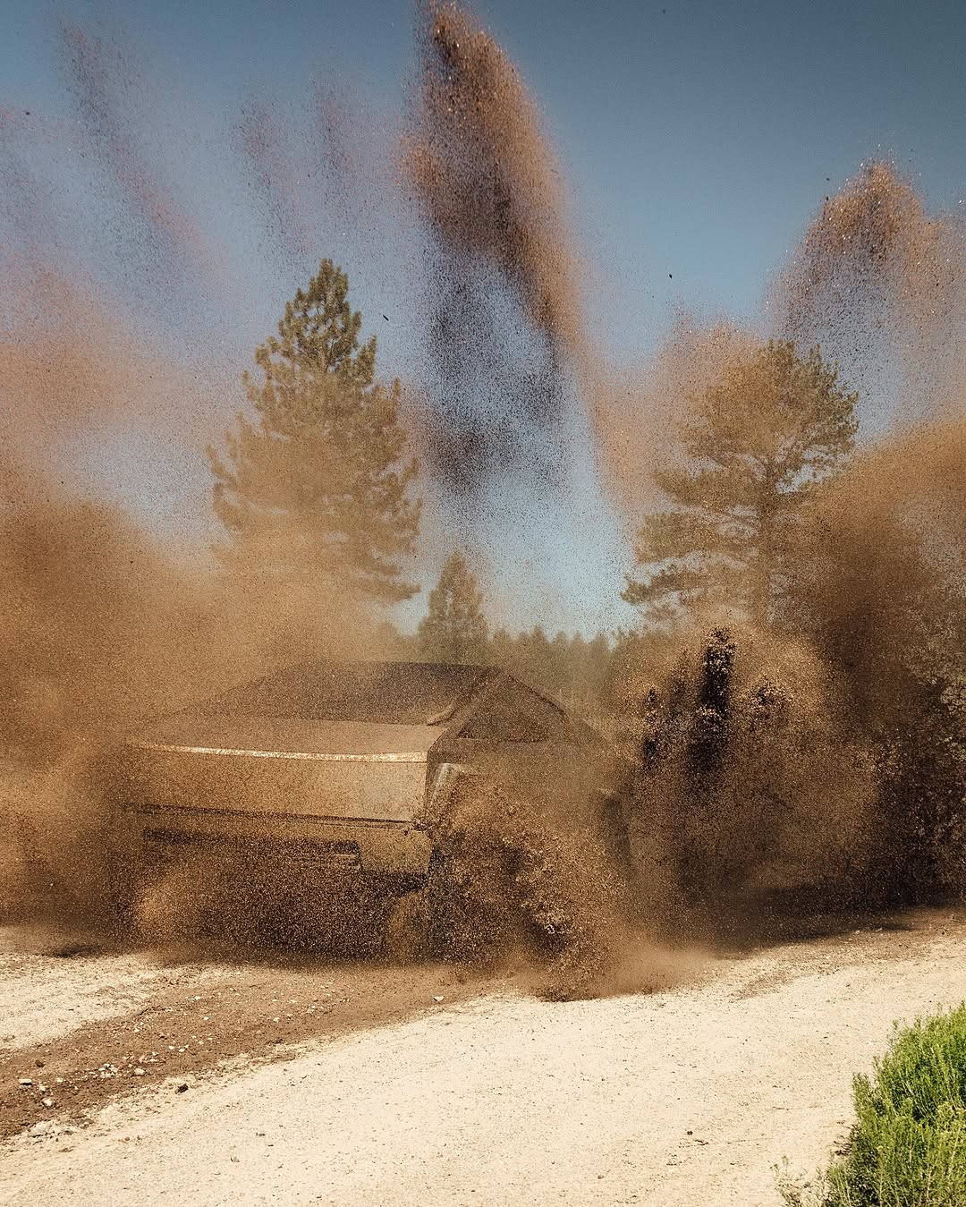 炸药爆炸了 📷 @fromwhereicharge @_tucker_scott @teslamotors