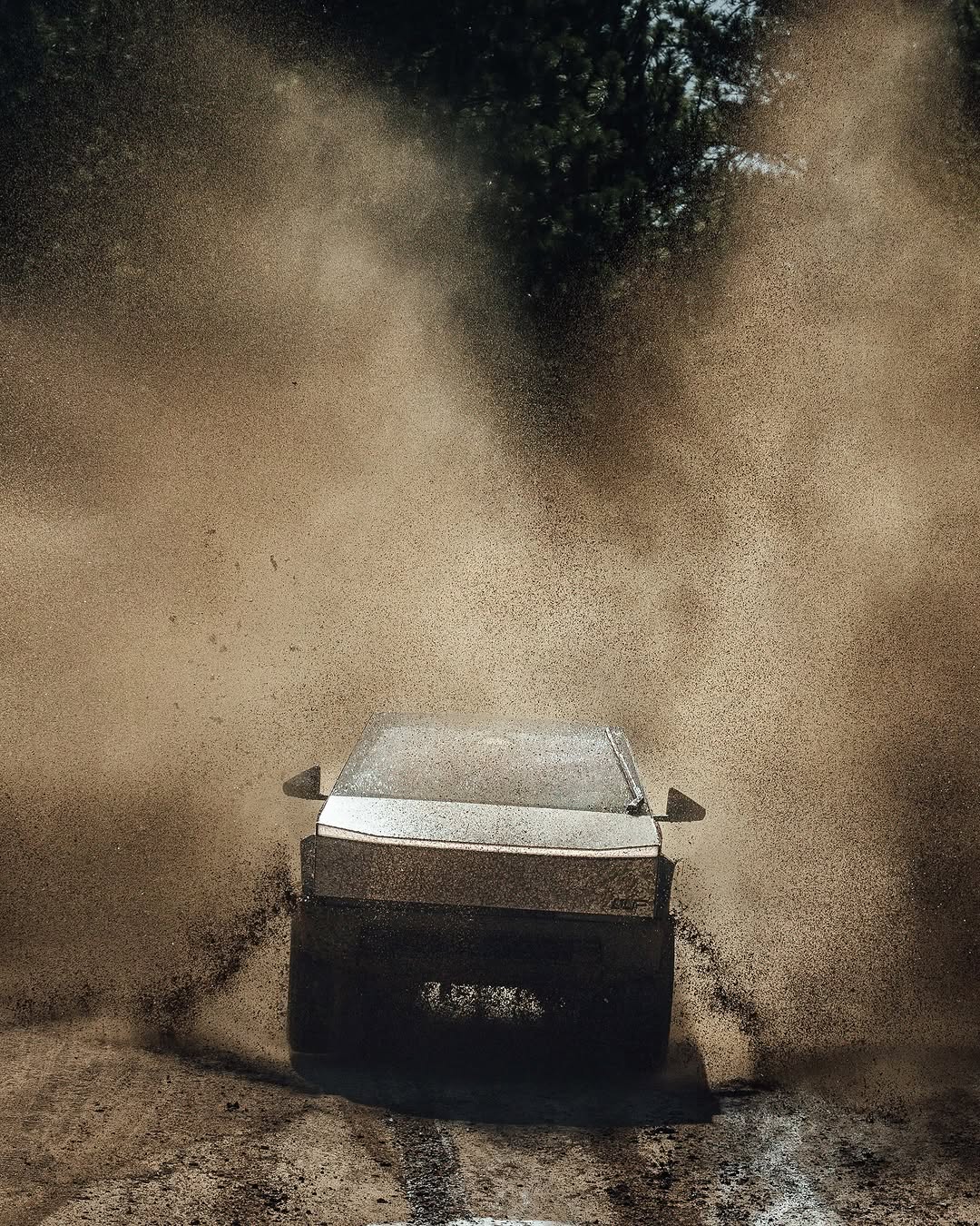 炸药爆炸了 📷 @fromwhereicharge @_tucker_scott @teslamotors