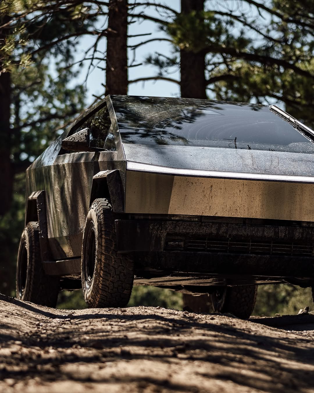 炸药爆炸了 📷 @fromwhereicharge @_tucker_scott @teslamotors