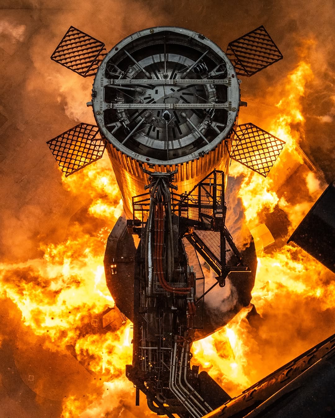 “超级重型助推器”静态点火完成，为“星舰”第11次飞行测试做准备 @spacex