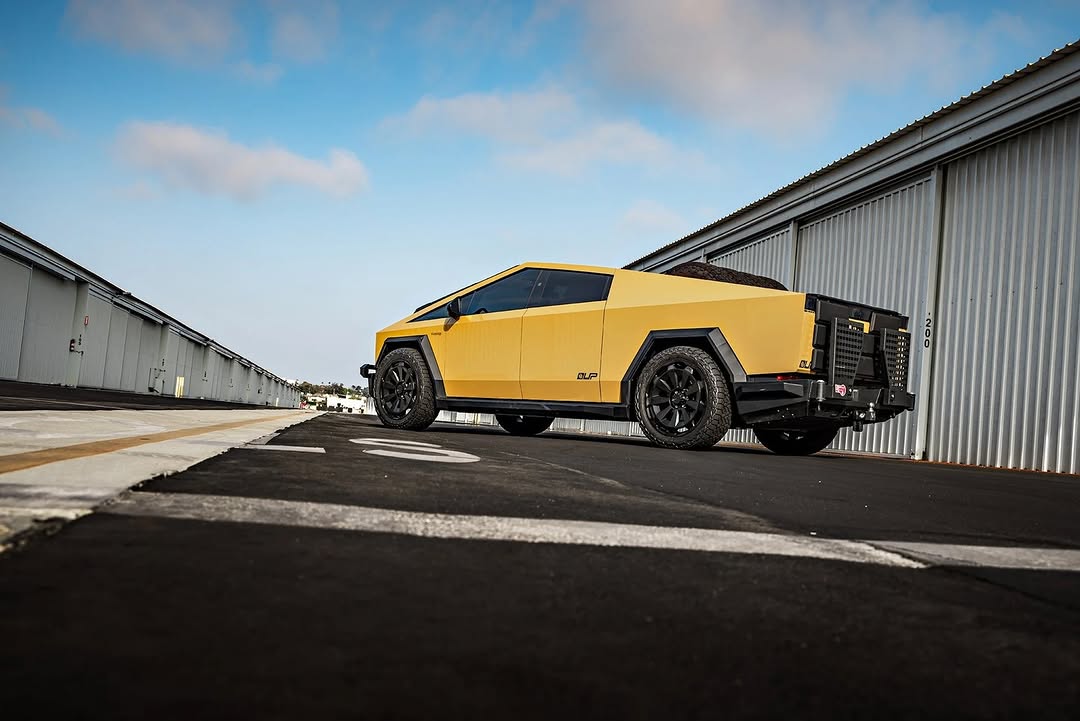 🚀 从宇宙爆炸的核心到未来的街道。24英寸UP锻造CYBRNOVA融合了超新星启发的几何设计与Cybertruck的未来主义线条。#Cybertruck @unpluggedperformance