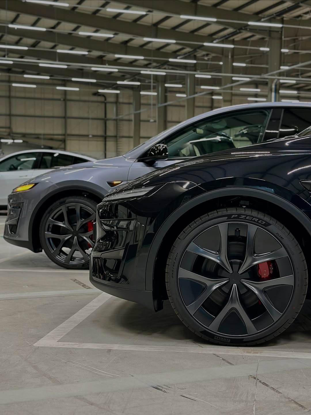 性能版特斯拉Model Y松木款带或不带轮毂气动盖？ @nikolabrussels