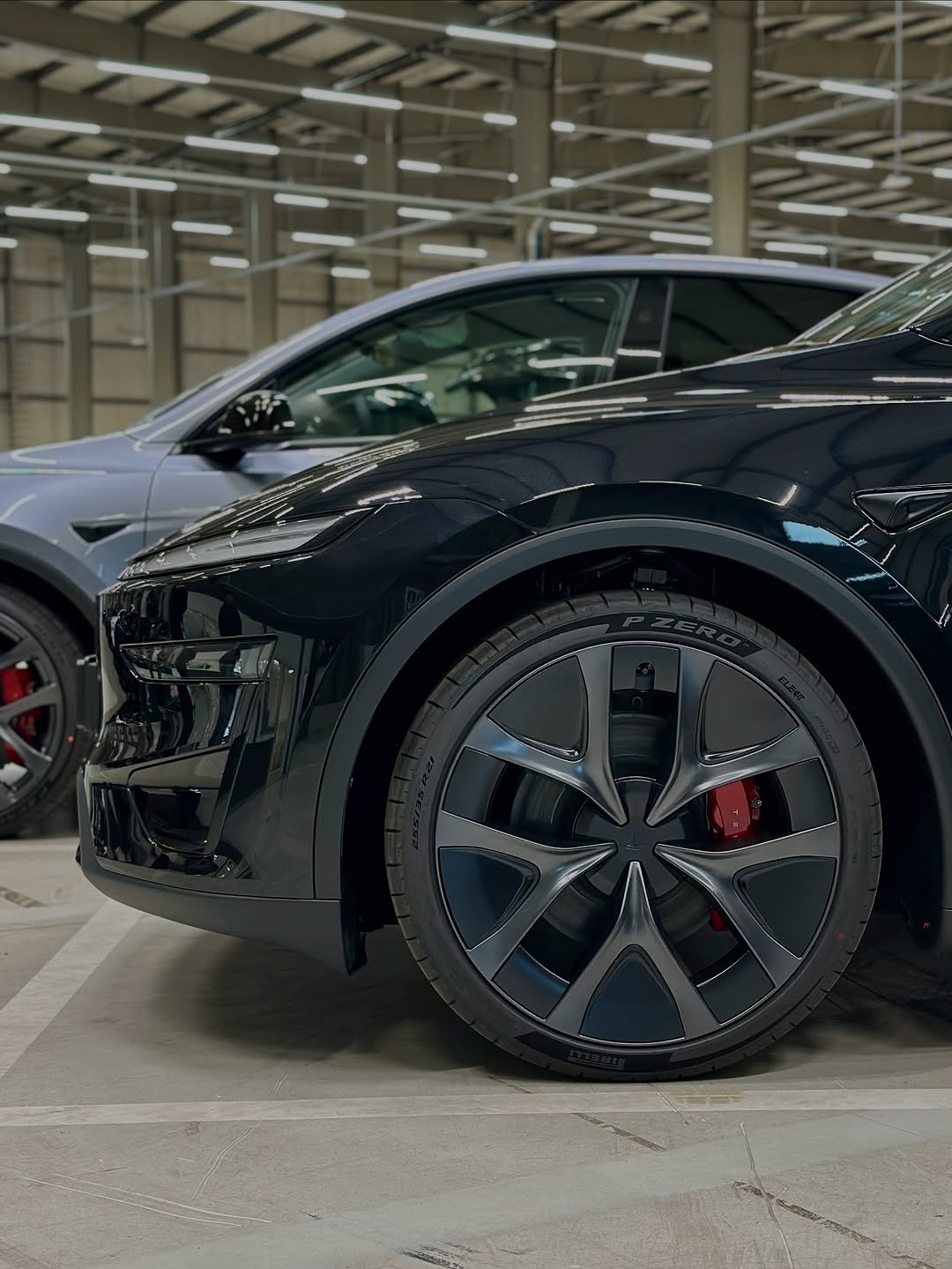 性能版特斯拉Model Y松木款带或不带轮毂气动盖？ @nikolabrussels