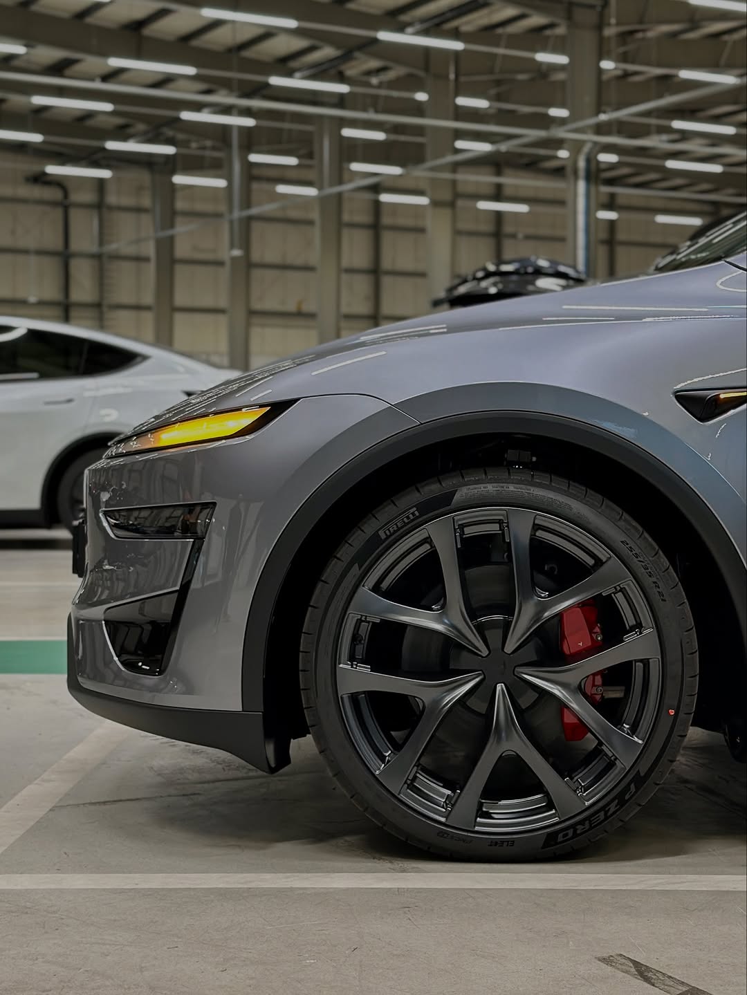 性能版特斯拉Model Y松木款带或不带轮毂气动盖？ @nikolabrussels