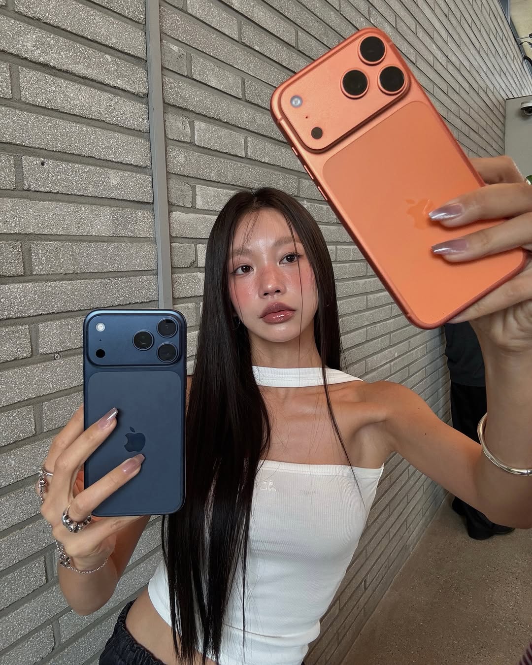 📱🍏 终于！！明天就要发布的iPhone 17 🧡 果然实物看起来太好看了…… 我现在在Pro和Pro Max之间犹豫不决！！特别是宇宙橙的颜色真的很好看～～ Sage颜色像抹茶一样低调而高级，也很吸引我…… 🍵 而且iPhone Air拿在手里真的非常薄而且轻便？ 整体性能提升也非常厉害，作为经常拍照和录像的我来说，相机确实有明显升级，这部分最让我满意！！！ 今天真的……从颜色、设计到拿在手里的感觉都看了个遍，想来想去睡不着觉…… 💭⭐️ @apple #iPhone17 #iPhoneAir @mulbada