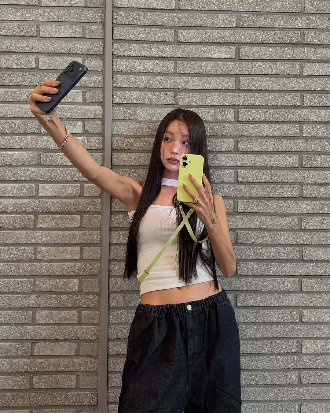 📱🍏 终于！！明天就要发布的iPhone 17 🧡 果然实物看起来太好看了…… 我现在在Pro和Pro Max之间犹豫不决！！特别是宇宙橙的颜色真的很好看～～ Sage颜色像抹茶一样低调而高级，也很吸引我…… 🍵 而且iPhone Air拿在手里真的非常薄而且轻便？ 整体性能提升也非常厉害，作为经常拍照和录像的我来说，相机确实有明显升级，这部分最让我满意！！！ 今天真的……从颜色、设计到拿在手里的感觉都看了个遍，想来想去睡不着觉…… 💭⭐️ @apple #iPhone17 #iPhoneAir @mulbada