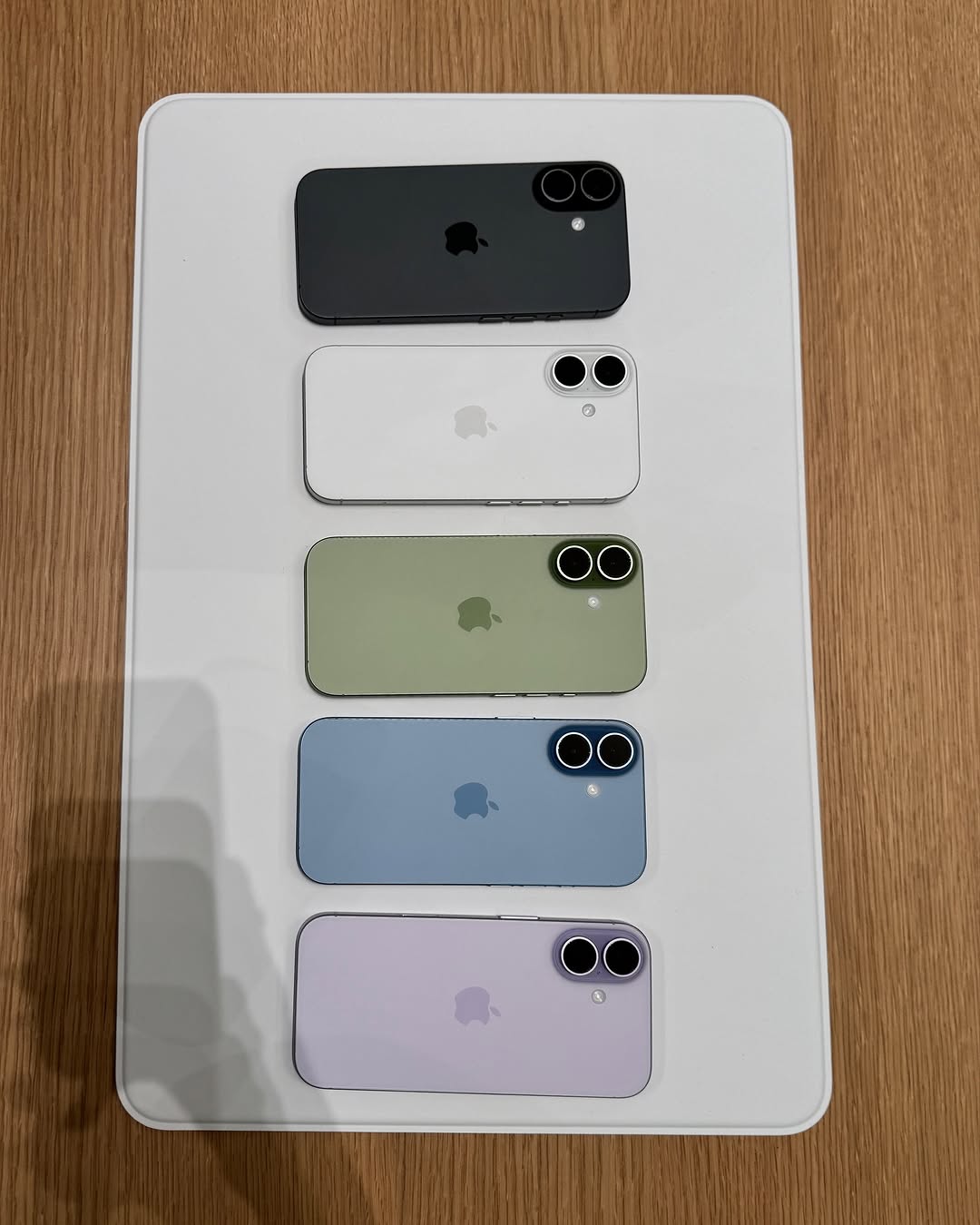 📱🍏 终于！！明天就要发布的iPhone 17 🧡 果然实物看起来太好看了…… 我现在在Pro和Pro Max之间犹豫不决！！特别是宇宙橙的颜色真的很好看～～ Sage颜色像抹茶一样低调而高级，也很吸引我…… 🍵 而且iPhone Air拿在手里真的非常薄而且轻便？ 整体性能提升也非常厉害，作为经常拍照和录像的我来说，相机确实有明显升级，这部分最让我满意！！！ 今天真的……从颜色、设计到拿在手里的感觉都看了个遍，想来想去睡不着觉…… 💭⭐️ @apple #iPhone17 #iPhoneAir @mulbada