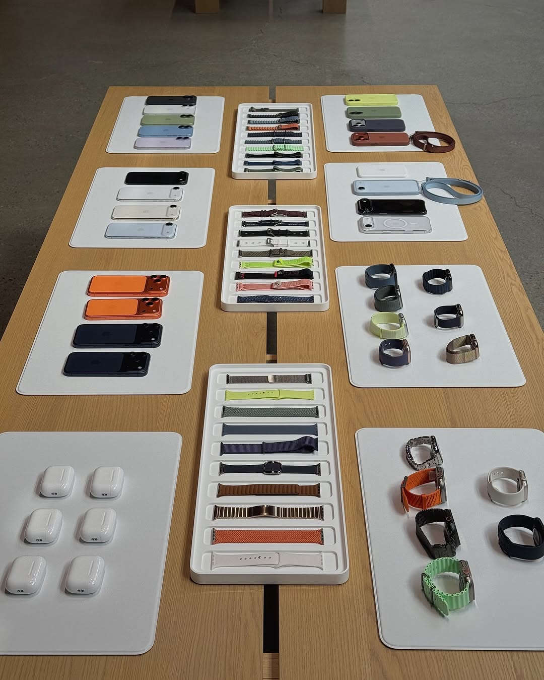 📱🍏 终于！！明天就要发布的iPhone 17 🧡 果然实物看起来太好看了…… 我现在在Pro和Pro Max之间犹豫不决！！特别是宇宙橙的颜色真的很好看～～ Sage颜色像抹茶一样低调而高级，也很吸引我…… 🍵 而且iPhone Air拿在手里真的非常薄而且轻便？ 整体性能提升也非常厉害，作为经常拍照和录像的我来说，相机确实有明显升级，这部分最让我满意！！！ 今天真的……从颜色、设计到拿在手里的感觉都看了个遍，想来想去睡不着觉…… 💭⭐️ @apple #iPhone17 #iPhoneAir @mulbada