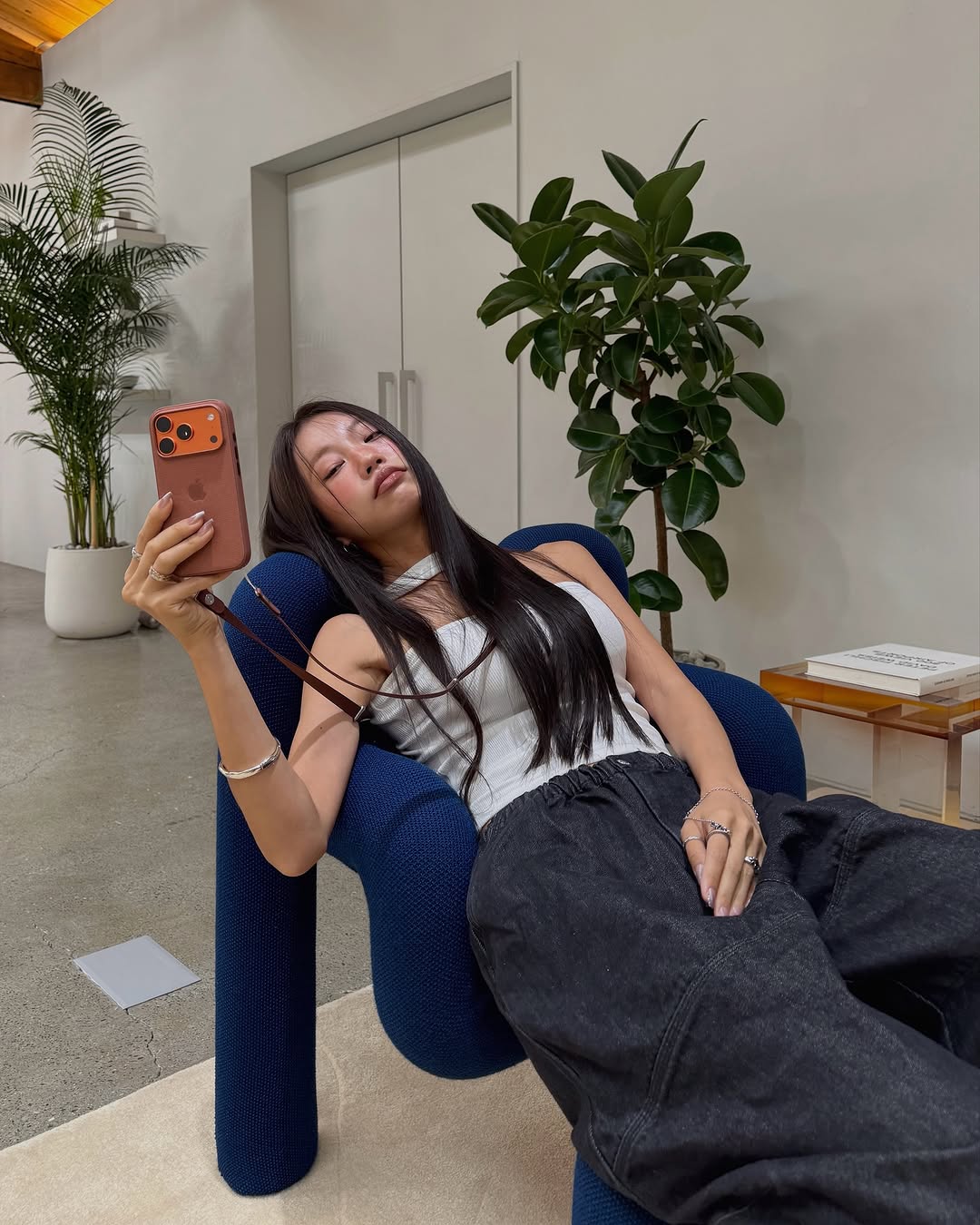 📱🍏 终于！！明天就要发布的iPhone 17 🧡 果然实物看起来太好看了…… 我现在在Pro和Pro Max之间犹豫不决！！特别是宇宙橙的颜色真的很好看～～ Sage颜色像抹茶一样低调而高级，也很吸引我…… 🍵 而且iPhone Air拿在手里真的非常薄而且轻便？ 整体性能提升也非常厉害，作为经常拍照和录像的我来说，相机确实有明显升级，这部分最让我满意！！！ 今天真的……从颜色、设计到拿在手里的感觉都看了个遍，想来想去睡不着觉…… 💭⭐️ @apple #iPhone17 #iPhoneAir @mulbada