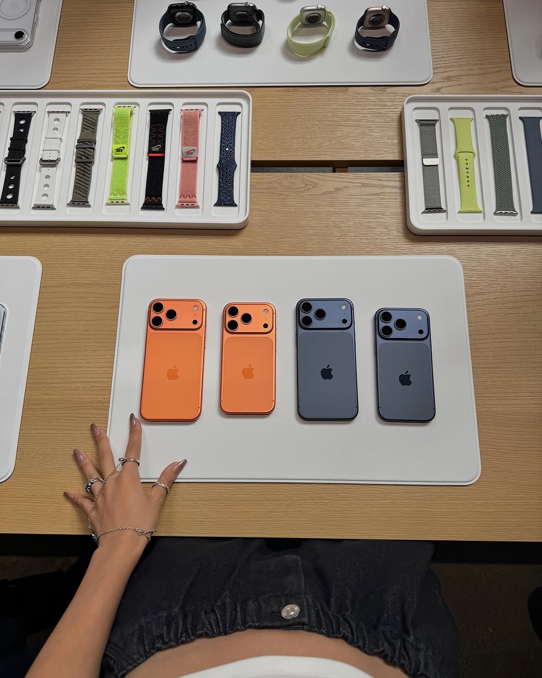 📱🍏 终于！！明天就要发布的iPhone 17 🧡 果然实物看起来太好看了…… 我现在在Pro和Pro Max之间犹豫不决！！特别是宇宙橙的颜色真的很好看～～ Sage颜色像抹茶一样低调而高级，也很吸引我…… 🍵 而且iPhone Air拿在手里真的非常薄而且轻便？ 整体性能提升也非常厉害，作为经常拍照和录像的我来说，相机确实有明显升级，这部分最让我满意！！！ 今天真的……从颜色、设计到拿在手里的感觉都看了个遍，想来想去睡不着觉…… 💭⭐️ @apple #iPhone17 #iPhoneAir @mulbada