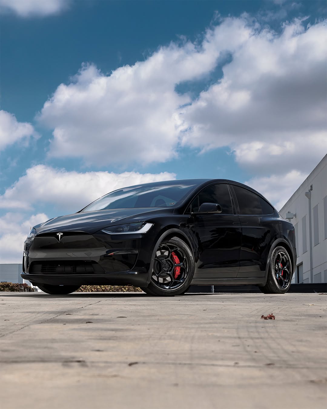 我们的UP-05锻造轮毂为这款黑色Model X Plaid带来大胆而有目的的外观。轻量化锻造，强度高，独特的蜂窝辐条设计，以及贴合的安装方式，兼顾日常驾驶的实用性、舒适性和风格。 型号：特斯拉Model X Plaid 轮毂：UP锻造UP-05 安装尺寸：前轮20x9.5 +35，后轮20x10.5 +35 轮毂表面处理：哑光黑 @unpluggedperformance