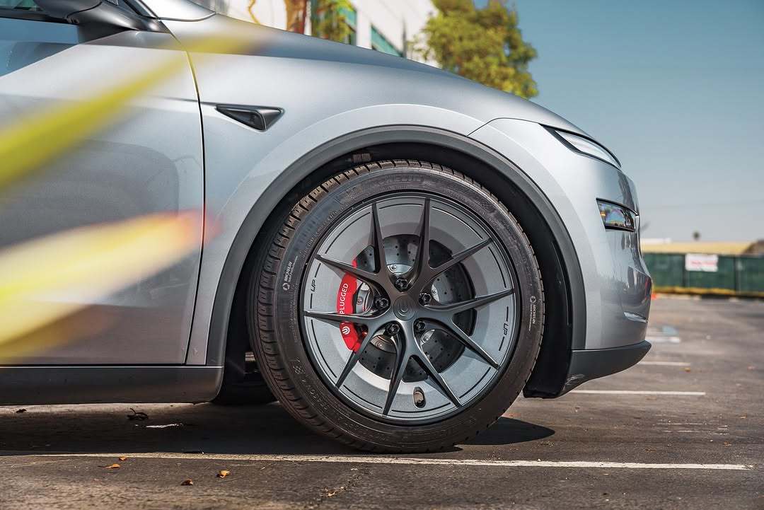 超跑级的安装在你的日常驾驶车上,这是否是有史以来最好的轮毂和刹车套件组合? 📏 适用于所有Unplugged Performance轮毂,包括18英寸UP-03赛车规格锻造轮毂。 此套件包含: (2)6活塞一体式卡钳 (2)15.5英寸碳陶瓷刹车盘带顶帽 (4)刹车片 (2)锻造卡钳适配支架 (4)不锈钢刹车管(前后) (4)卡钳支架螺栓 一辆重车需要最耐用的刹车系统,而这些刹车系统已经经受住了时间的考验。Unplugged Performance早在Model 3首次发布之前就为特斯拉改装引入了刹车升级类别,自那时起,我们的大刹车套件一直被用于日常驾驶和赛道驾驶的特斯拉车型(S、X、3和Y)。世界上最快的特斯拉使用这套刹车系统,并在TeslaCorsa的Buttonwillow赛道活动以及日本著名的Tsukuba赛道等国际赛事中以他们的圈速记录而闻名。 @unpluggedperformance