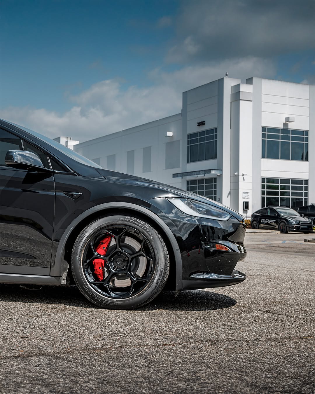 我们的UP-05锻造轮毂为这款黑色Model X Plaid带来大胆而有目的的外观。轻量化锻造，强度高，独特的蜂窝辐条设计，以及贴合的安装方式，兼顾日常驾驶的实用性、舒适性和风格。 型号：特斯拉Model X Plaid 轮毂：UP锻造UP-05 安装尺寸：前轮20x9.5 +35，后轮20x10.5 +35 轮毂表面处理：哑光黑 @unpluggedperformance