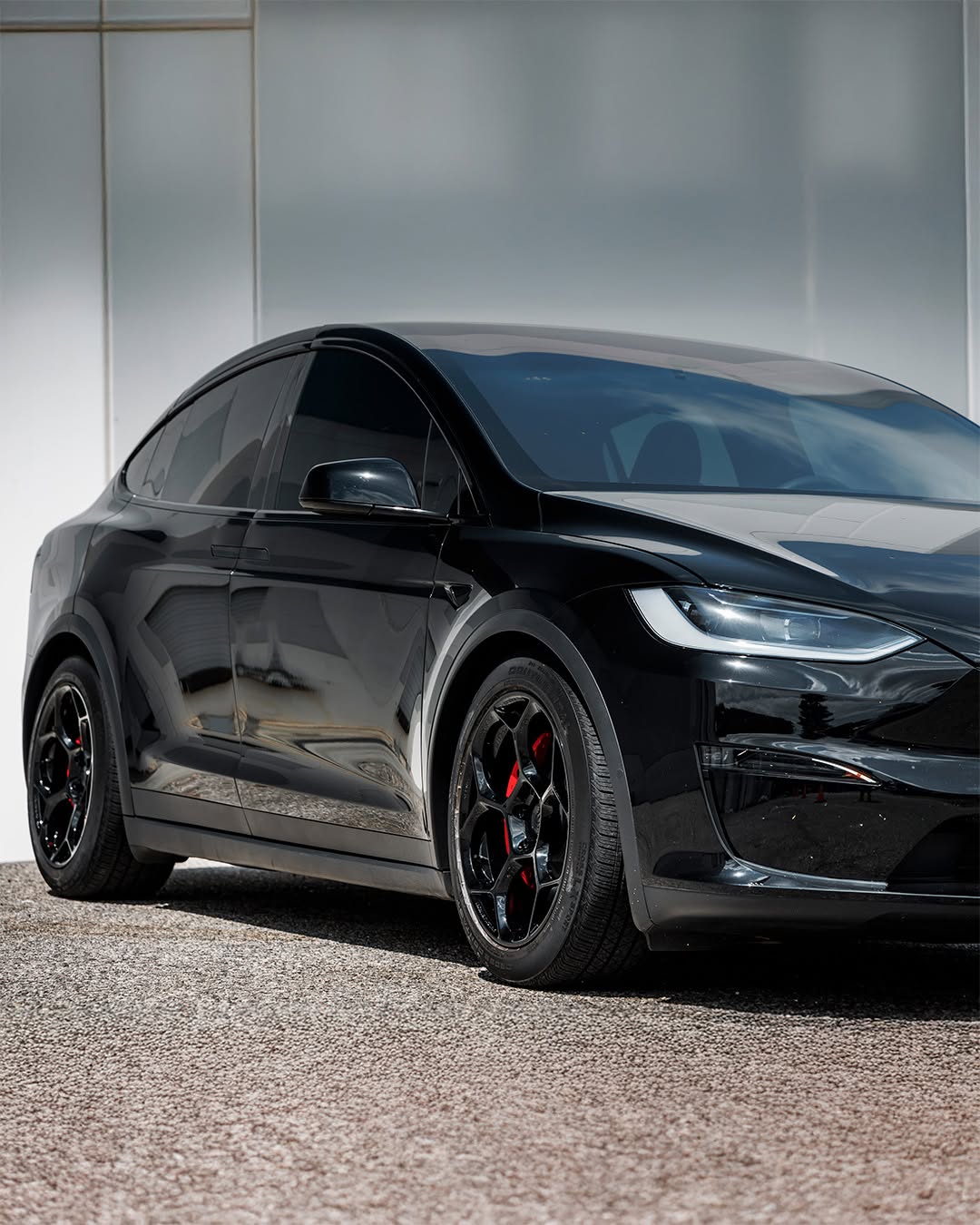 我们的UP-05锻造轮毂为这款黑色Model X Plaid带来大胆而有目的的外观。轻量化锻造，强度高，独特的蜂窝辐条设计，以及贴合的安装方式，兼顾日常驾驶的实用性、舒适性和风格。 型号：特斯拉Model X Plaid 轮毂：UP锻造UP-05 安装尺寸：前轮20x9.5 +35，后轮20x10.5 +35 轮毂表面处理：哑光黑 @unpluggedperformance