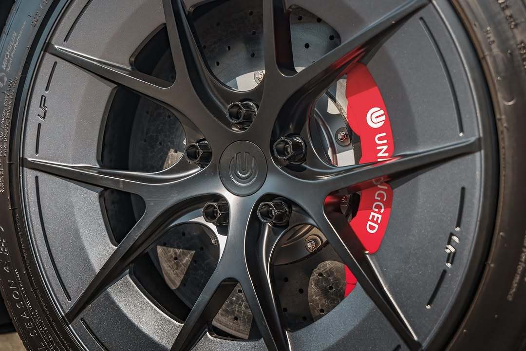 超跑级的安装在你的日常驾驶车上,这是否是有史以来最好的轮毂和刹车套件组合? 📏 适用于所有Unplugged Performance轮毂,包括18英寸UP-03赛车规格锻造轮毂。 此套件包含: (2)6活塞一体式卡钳 (2)15.5英寸碳陶瓷刹车盘带顶帽 (4)刹车片 (2)锻造卡钳适配支架 (4)不锈钢刹车管(前后) (4)卡钳支架螺栓 一辆重车需要最耐用的刹车系统,而这些刹车系统已经经受住了时间的考验。Unplugged Performance早在Model 3首次发布之前就为特斯拉改装引入了刹车升级类别,自那时起,我们的大刹车套件一直被用于日常驾驶和赛道驾驶的特斯拉车型(S、X、3和Y)。世界上最快的特斯拉使用这套刹车系统,并在TeslaCorsa的Buttonwillow赛道活动以及日本著名的Tsukuba赛道等国际赛事中以他们的圈速记录而闻名。 @unpluggedperformance