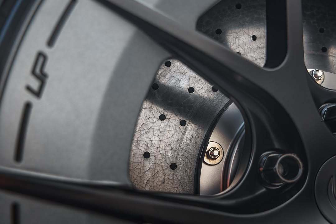 超跑级的安装在你的日常驾驶车上,这是否是有史以来最好的轮毂和刹车套件组合? 📏 适用于所有Unplugged Performance轮毂,包括18英寸UP-03赛车规格锻造轮毂。 此套件包含: (2)6活塞一体式卡钳 (2)15.5英寸碳陶瓷刹车盘带顶帽 (4)刹车片 (2)锻造卡钳适配支架 (4)不锈钢刹车管(前后) (4)卡钳支架螺栓 一辆重车需要最耐用的刹车系统,而这些刹车系统已经经受住了时间的考验。Unplugged Performance早在Model 3首次发布之前就为特斯拉改装引入了刹车升级类别,自那时起,我们的大刹车套件一直被用于日常驾驶和赛道驾驶的特斯拉车型(S、X、3和Y)。世界上最快的特斯拉使用这套刹车系统,并在TeslaCorsa的Buttonwillow赛道活动以及日本著名的Tsukuba赛道等国际赛事中以他们的圈速记录而闻名。 @unpluggedperformance