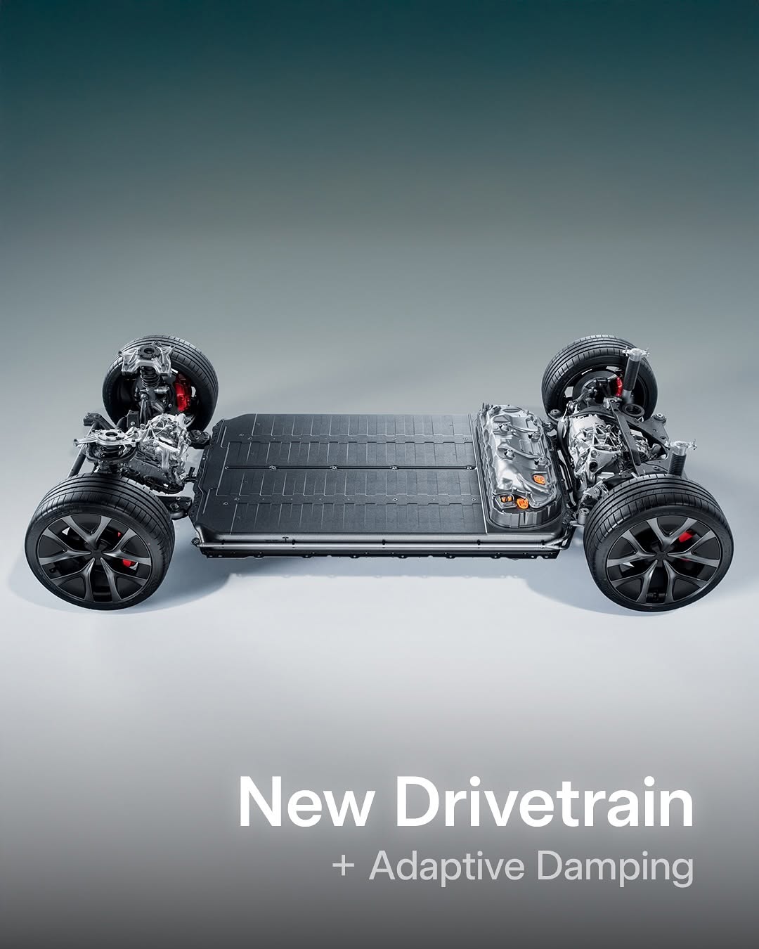 新款Model Y Performance现已在美国上市 – 0-60英里/小时加速时间为3.3秒 – 最高时速155英里/小时 – 续航里程306英里 亮点 – 新款前/后保险杠及碳纤维尾翼，提升空气动力学性能 – 运动型碳纤维尾翼=增加下压力，减少阻力 – 新款21英寸蜘蛛轮毂+轮胎，采用错位安装以提升抓地力和操控性 – 自适应阻尼可调整操控和悬挂，带来平稳稳定的驾驶体验 – 新增驱动模式，提供更强的高速驾驶控制能力 – 由于采用高密度电池单元，充电容量有所增加 – 更安静的车厢，配备高级隔音材料和隔音玻璃 – 前排运动座椅带加热/通风功能，后排座椅带加热、打孔设计及电动调节功能 – 更大的16英寸高清触摸屏 此外，还增加了支撑垫和侧边靠垫，在转弯时能更好地固定您在座椅上，以及电动大腿垫延伸装置，提供额外舒适性 当您玩够了，FSD监督模式将带您回家 @teslamotors