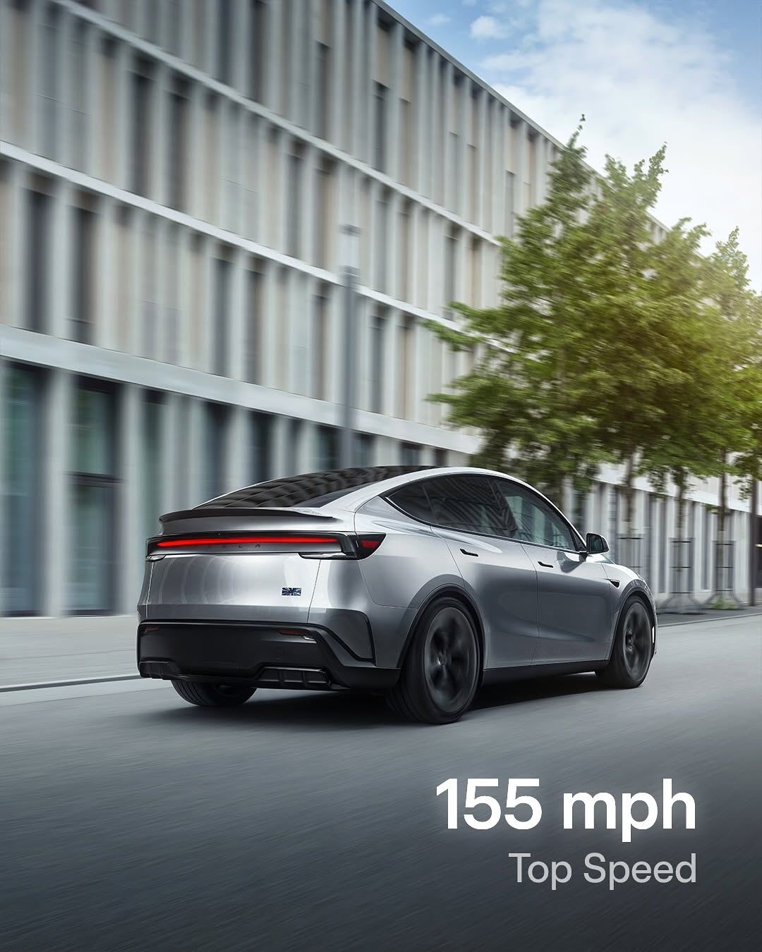 新款Model Y Performance现已在美国上市 – 0-60英里/小时加速时间为3.3秒 – 最高时速155英里/小时 – 续航里程306英里 亮点 – 新款前/后保险杠及碳纤维尾翼，提升空气动力学性能 – 运动型碳纤维尾翼=增加下压力，减少阻力 – 新款21英寸蜘蛛轮毂+轮胎，采用错位安装以提升抓地力和操控性 – 自适应阻尼可调整操控和悬挂，带来平稳稳定的驾驶体验 – 新增驱动模式，提供更强的高速驾驶控制能力 – 由于采用高密度电池单元，充电容量有所增加 – 更安静的车厢，配备高级隔音材料和隔音玻璃 – 前排运动座椅带加热/通风功能，后排座椅带加热、打孔设计及电动调节功能 – 更大的16英寸高清触摸屏 此外，还增加了支撑垫和侧边靠垫，在转弯时能更好地固定您在座椅上，以及电动大腿垫延伸装置，提供额外舒适性 当您玩够了，FSD监督模式将带您回家 @teslamotors