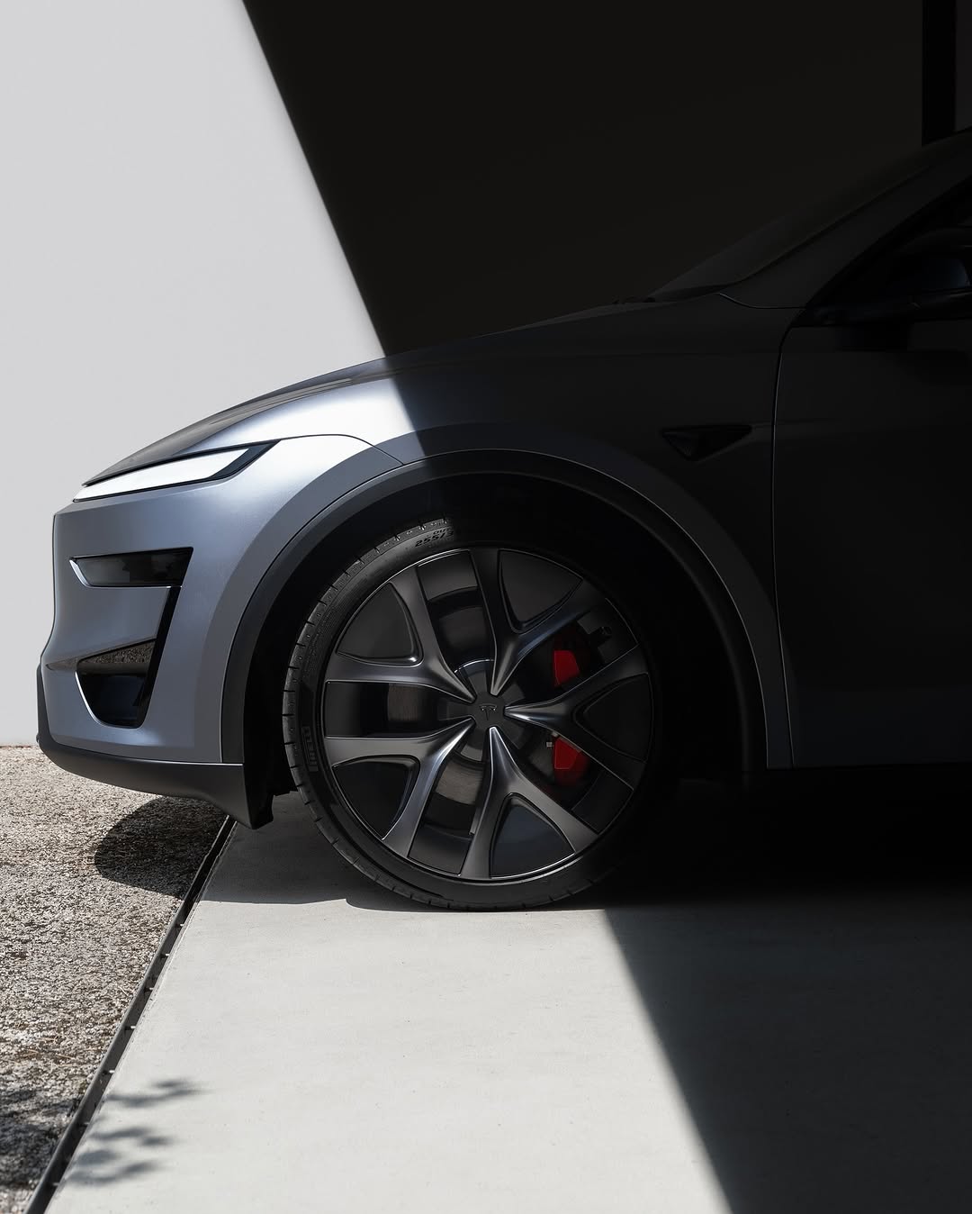 新款Model Y Performance现已在美国上市 – 0-60英里/小时加速时间为3.3秒 – 最高时速155英里/小时 – 续航里程306英里 亮点 – 新款前/后保险杠及碳纤维尾翼，提升空气动力学性能 – 运动型碳纤维尾翼=增加下压力，减少阻力 – 新款21英寸蜘蛛轮毂+轮胎，采用错位安装以提升抓地力和操控性 – 自适应阻尼可调整操控和悬挂，带来平稳稳定的驾驶体验 – 新增驱动模式，提供更强的高速驾驶控制能力 – 由于采用高密度电池单元，充电容量有所增加 – 更安静的车厢，配备高级隔音材料和隔音玻璃 – 前排运动座椅带加热/通风功能，后排座椅带加热、打孔设计及电动调节功能 – 更大的16英寸高清触摸屏 此外，还增加了支撑垫和侧边靠垫，在转弯时能更好地固定您在座椅上，以及电动大腿垫延伸装置，提供额外舒适性 当您玩够了，FSD监督模式将带您回家 @teslamotors