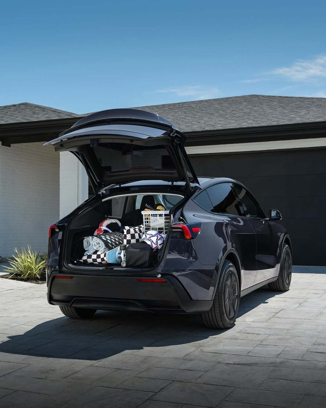 Model Y标准版和Model 3标准版——我们最实惠的车型 超低拥有成本,专为安全设计,并配备您喜爱的所有特斯拉功能 – 续航里程达321英里 – 极高的效率,带您去更远的地方并为您节省费用 – 维护需求极少 – 在您的主动监督下可实现自动驾驶 包含以下内容: – 15.4英寸中央触摸屏上的娱乐功能(Tesla Theater支持流媒体平台,Tesla Arcade支持视频游戏) – 集成@Grok人工智能 – 方便与安全功能(哨兵模式/狗模式/露营模式,行程规划器,座舱过热保护) – Tesla应用(手机钥匙,预调节,哨兵实时摄像头视图等) – 加热前排座椅——双色调,配有织物和植物皮革材质 + 加热方向盘 – 全球70,000多个超级充电站的访问权限 ……还有更多。在Tesla.com上查看全部内容 @teslamotors