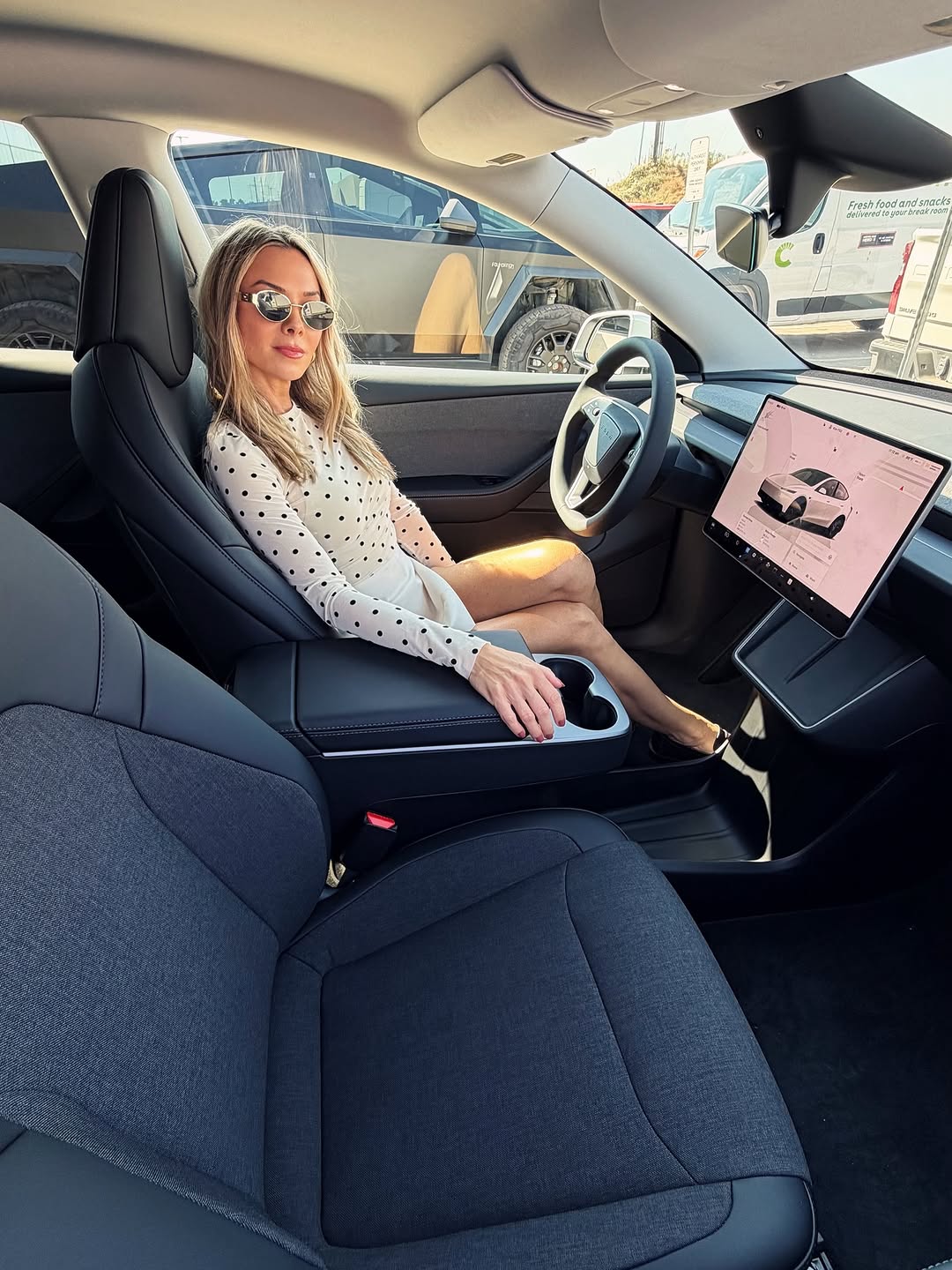 迎接全新特斯拉Model Y标准版！⚡️ 我们现在提供标准版、高级版（后轮驱动和全轮驱动）和性能版。 起价39,990美元... * 321英里续航 * 69千瓦时电池（约小12%） * 比高级版高效5% * 最大充电速度250千瓦 * 18英寸Aperture或19英寸Crossflow轮毂 * 双织物/素食皮革内饰（仅黑色） * 中央新座椅控制（而非座椅上的12向电动调节） * 没有环境照明 * 没有通风座椅（只有加热前座） * 7个扬声器（相比高级版的15个+2个低音扬声器） * 手动折叠后视镜（而非电动折叠、自动变暗） * 钢化单层车窗（相比高级版的隔音双层夹层玻璃） * 没有后排显示屏 * 封闭式玻璃天窗（而非全景天窗） * 没有前灯条和没有后间接灯条 * 仅限美国！ @itskimjava