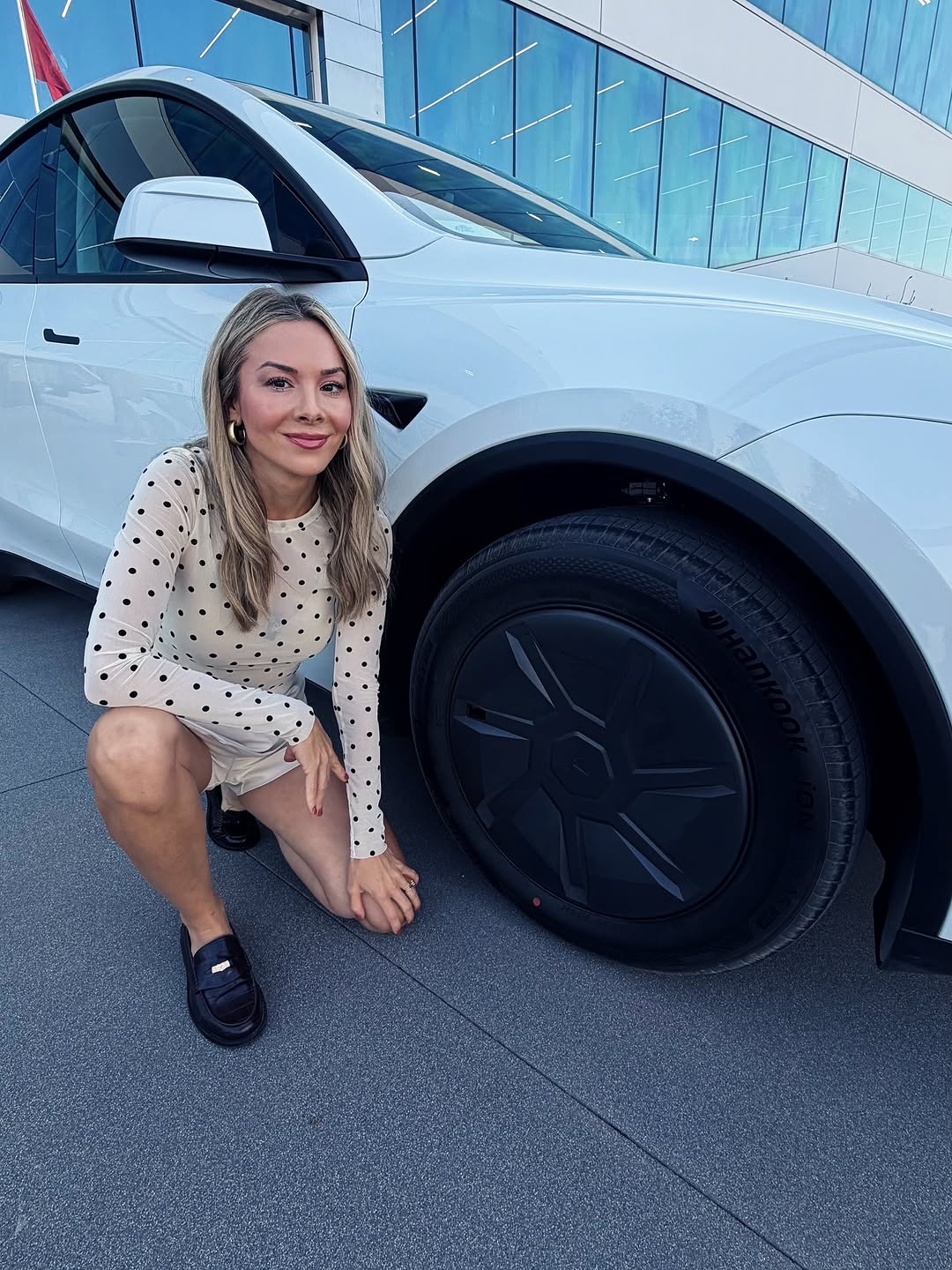 迎接全新特斯拉Model Y标准版！⚡️ 我们现在提供标准版、高级版（后轮驱动和全轮驱动）和性能版。 起价39,990美元... * 321英里续航 * 69千瓦时电池（约小12%） * 比高级版高效5% * 最大充电速度250千瓦 * 18英寸Aperture或19英寸Crossflow轮毂 * 双织物/素食皮革内饰（仅黑色） * 中央新座椅控制（而非座椅上的12向电动调节） * 没有环境照明 * 没有通风座椅（只有加热前座） * 7个扬声器（相比高级版的15个+2个低音扬声器） * 手动折叠后视镜（而非电动折叠、自动变暗） * 钢化单层车窗（相比高级版的隔音双层夹层玻璃） * 没有后排显示屏 * 封闭式玻璃天窗（而非全景天窗） * 没有前灯条和没有后间接灯条 * 仅限美国！ @itskimjava