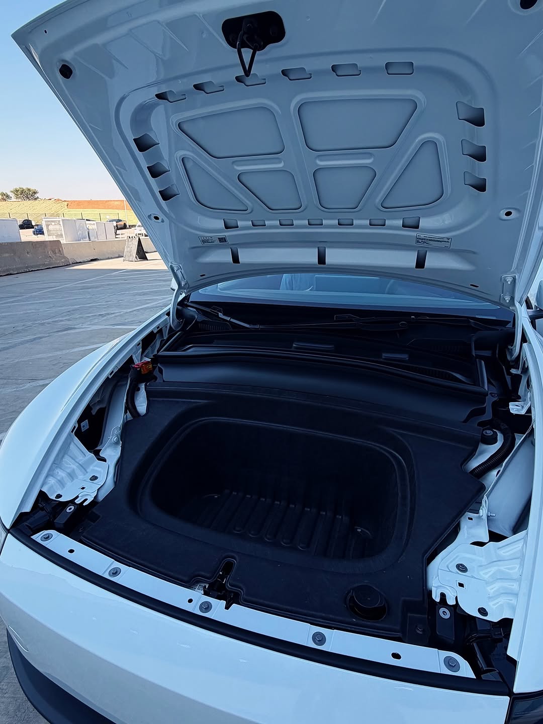 迎接全新特斯拉Model Y标准版！⚡️ 我们现在提供标准版、高级版（后轮驱动和全轮驱动）和性能版。 起价39,990美元... * 321英里续航 * 69千瓦时电池（约小12%） * 比高级版高效5% * 最大充电速度250千瓦 * 18英寸Aperture或19英寸Crossflow轮毂 * 双织物/素食皮革内饰（仅黑色） * 中央新座椅控制（而非座椅上的12向电动调节） * 没有环境照明 * 没有通风座椅（只有加热前座） * 7个扬声器（相比高级版的15个+2个低音扬声器） * 手动折叠后视镜（而非电动折叠、自动变暗） * 钢化单层车窗（相比高级版的隔音双层夹层玻璃） * 没有后排显示屏 * 封闭式玻璃天窗（而非全景天窗） * 没有前灯条和没有后间接灯条 * 仅限美国！ @itskimjava