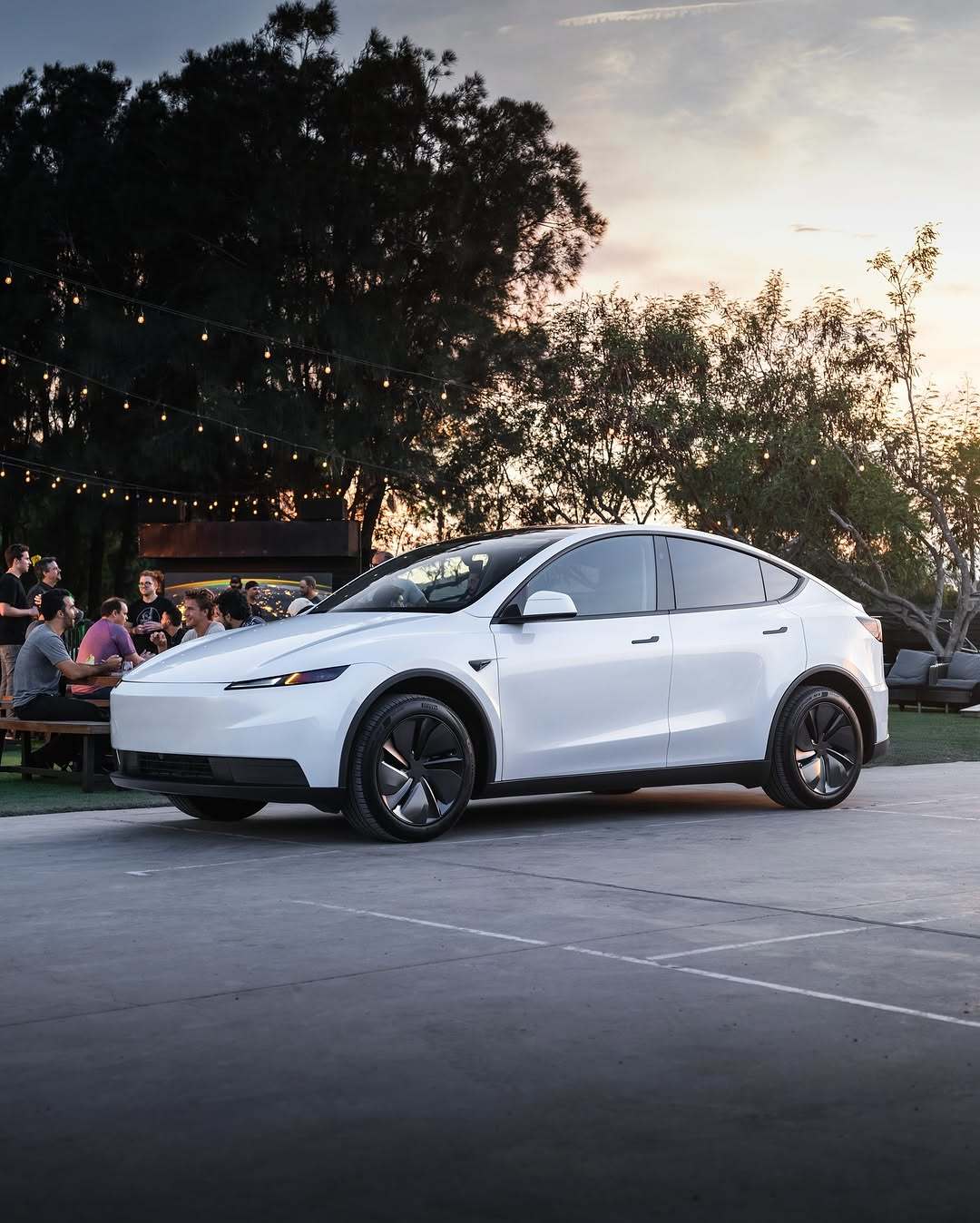 Model Y标准版和Model 3标准版——我们最实惠的车型 超低拥有成本,专为安全设计,并配备您喜爱的所有特斯拉功能 – 续航里程达321英里 – 极高的效率,带您去更远的地方并为您节省费用 – 维护需求极少 – 在您的主动监督下可实现自动驾驶 包含以下内容: – 15.4英寸中央触摸屏上的娱乐功能(Tesla Theater支持流媒体平台,Tesla Arcade支持视频游戏) – 集成@Grok人工智能 – 方便与安全功能(哨兵模式/狗模式/露营模式,行程规划器,座舱过热保护) – Tesla应用(手机钥匙,预调节,哨兵实时摄像头视图等) – 加热前排座椅——双色调,配有织物和植物皮革材质 + 加热方向盘 – 全球70,000多个超级充电站的访问权限 ……还有更多。在Tesla.com上查看全部内容 @teslamotors