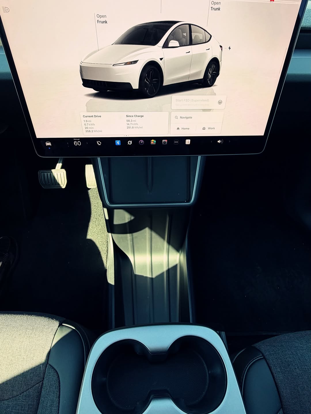 迎接全新特斯拉Model Y标准版！⚡️ 我们现在提供标准版、高级版（后轮驱动和全轮驱动）和性能版。 起价39,990美元... * 321英里续航 * 69千瓦时电池（约小12%） * 比高级版高效5% * 最大充电速度250千瓦 * 18英寸Aperture或19英寸Crossflow轮毂 * 双织物/素食皮革内饰（仅黑色） * 中央新座椅控制（而非座椅上的12向电动调节） * 没有环境照明 * 没有通风座椅（只有加热前座） * 7个扬声器（相比高级版的15个+2个低音扬声器） * 手动折叠后视镜（而非电动折叠、自动变暗） * 钢化单层车窗（相比高级版的隔音双层夹层玻璃） * 没有后排显示屏 * 封闭式玻璃天窗（而非全景天窗） * 没有前灯条和没有后间接灯条 * 仅限美国！ @itskimjava