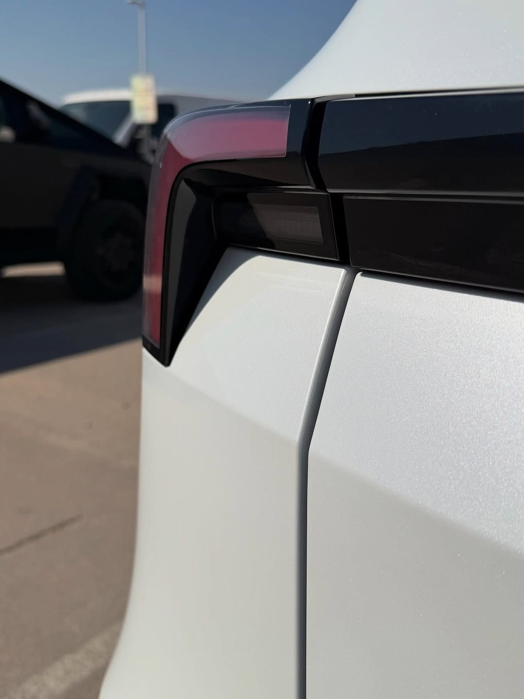 迎接全新特斯拉Model Y标准版！⚡️ 我们现在提供标准版、高级版（后轮驱动和全轮驱动）和性能版。 起价39,990美元... * 321英里续航 * 69千瓦时电池（约小12%） * 比高级版高效5% * 最大充电速度250千瓦 * 18英寸Aperture或19英寸Crossflow轮毂 * 双织物/素食皮革内饰（仅黑色） * 中央新座椅控制（而非座椅上的12向电动调节） * 没有环境照明 * 没有通风座椅（只有加热前座） * 7个扬声器（相比高级版的15个+2个低音扬声器） * 手动折叠后视镜（而非电动折叠、自动变暗） * 钢化单层车窗（相比高级版的隔音双层夹层玻璃） * 没有后排显示屏 * 封闭式玻璃天窗（而非全景天窗） * 没有前灯条和没有后间接灯条 * 仅限美国！ @itskimjava