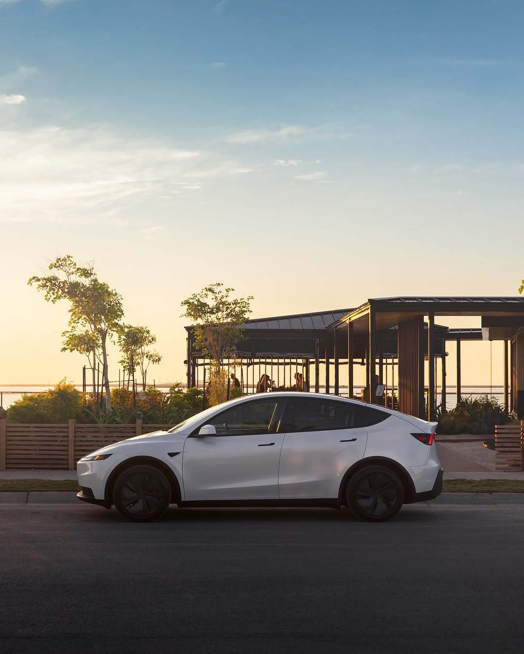 Model Y标准版和Model 3标准版——我们最实惠的车型 超低拥有成本,专为安全设计,并配备您喜爱的所有特斯拉功能 – 续航里程达321英里 – 极高的效率,带您去更远的地方并为您节省费用 – 维护需求极少 – 在您的主动监督下可实现自动驾驶 包含以下内容: – 15.4英寸中央触摸屏上的娱乐功能(Tesla Theater支持流媒体平台,Tesla Arcade支持视频游戏) – 集成@Grok人工智能 – 方便与安全功能(哨兵模式/狗模式/露营模式,行程规划器,座舱过热保护) – Tesla应用(手机钥匙,预调节,哨兵实时摄像头视图等) – 加热前排座椅——双色调,配有织物和植物皮革材质 + 加热方向盘 – 全球70,000多个超级充电站的访问权限 ……还有更多。在Tesla.com上查看全部内容 @teslamotors