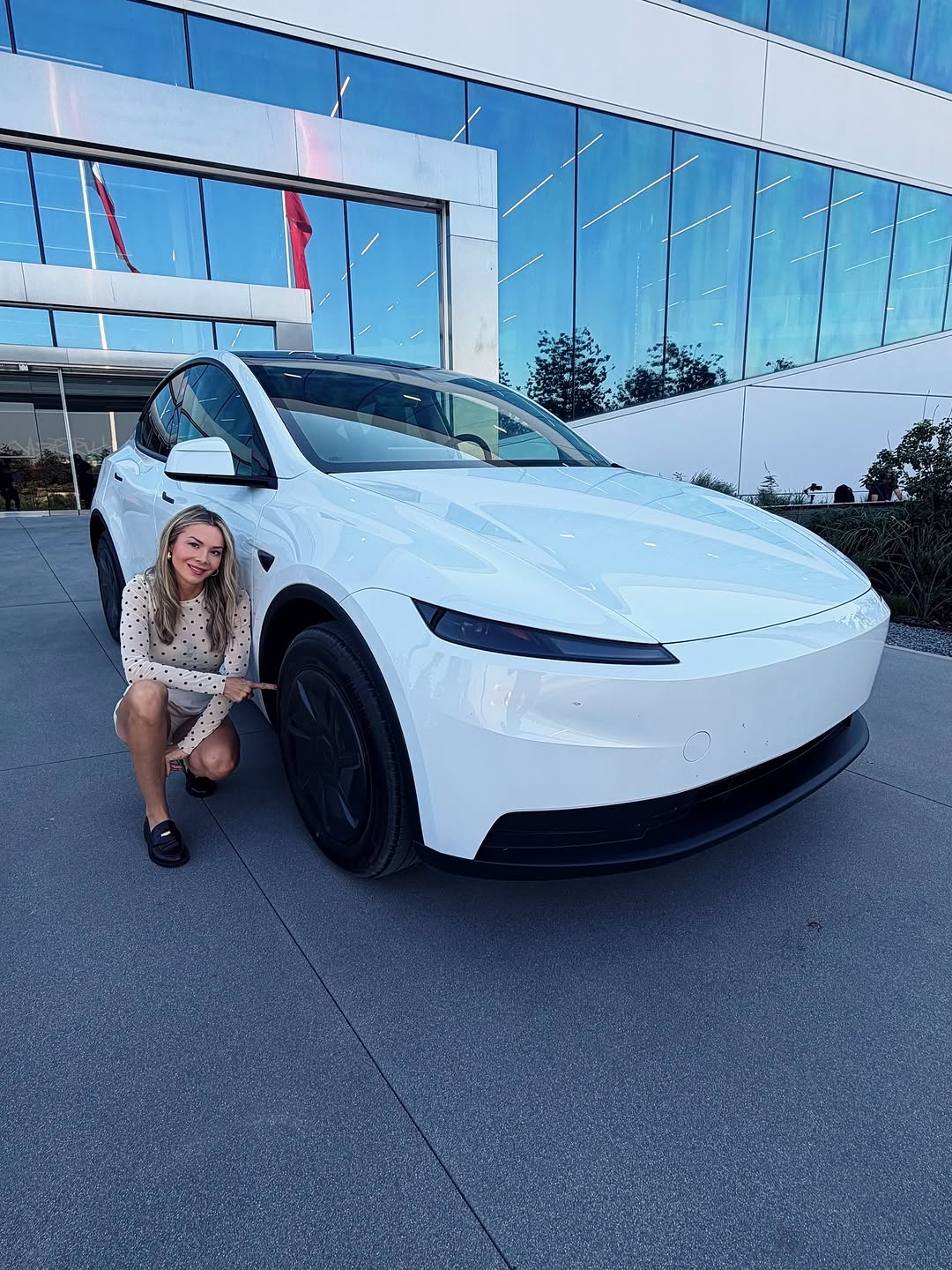 迎接全新特斯拉Model Y标准版！⚡️ 我们现在提供标准版、高级版（后轮驱动和全轮驱动）和性能版。 起价39,990美元... * 321英里续航 * 69千瓦时电池（约小12%） * 比高级版高效5% * 最大充电速度250千瓦 * 18英寸Aperture或19英寸Crossflow轮毂 * 双织物/素食皮革内饰（仅黑色） * 中央新座椅控制（而非座椅上的12向电动调节） * 没有环境照明 * 没有通风座椅（只有加热前座） * 7个扬声器（相比高级版的15个+2个低音扬声器） * 手动折叠后视镜（而非电动折叠、自动变暗） * 钢化单层车窗（相比高级版的隔音双层夹层玻璃） * 没有后排显示屏 * 封闭式玻璃天窗（而非全景天窗） * 没有前灯条和没有后间接灯条 * 仅限美国！ @itskimjava