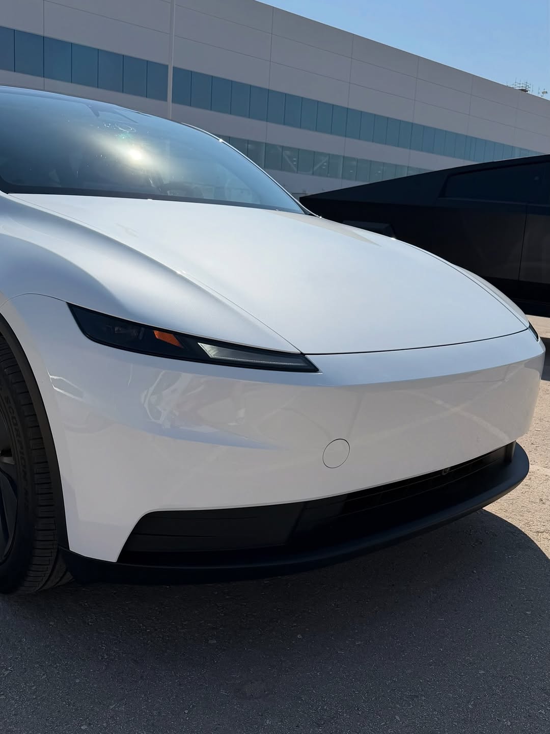 迎接全新特斯拉Model Y标准版！⚡️ 我们现在提供标准版、高级版（后轮驱动和全轮驱动）和性能版。 起价39,990美元... * 321英里续航 * 69千瓦时电池（约小12%） * 比高级版高效5% * 最大充电速度250千瓦 * 18英寸Aperture或19英寸Crossflow轮毂 * 双织物/素食皮革内饰（仅黑色） * 中央新座椅控制（而非座椅上的12向电动调节） * 没有环境照明 * 没有通风座椅（只有加热前座） * 7个扬声器（相比高级版的15个+2个低音扬声器） * 手动折叠后视镜（而非电动折叠、自动变暗） * 钢化单层车窗（相比高级版的隔音双层夹层玻璃） * 没有后排显示屏 * 封闭式玻璃天窗（而非全景天窗） * 没有前灯条和没有后间接灯条 * 仅限美国！ @itskimjava