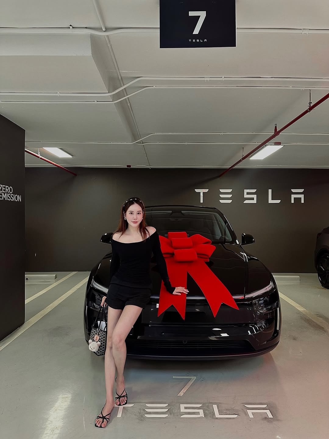 欢迎 Model Y 朱庇特长续航版🖤🎀 今年的生日礼物，如果我们同时踩油门和刹车，车会熄火吗 😗✨ @yuuyanin