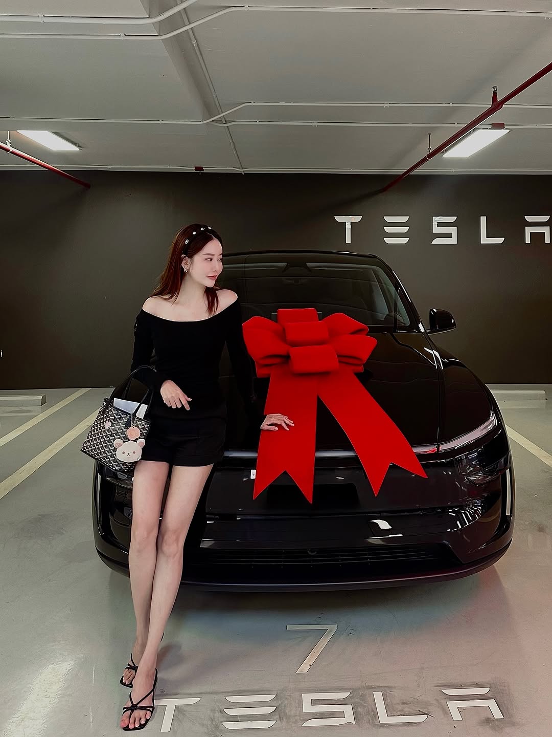 欢迎 Model Y 朱庇特长续航版🖤🎀 今年的生日礼物，如果我们同时踩油门和刹车，车会熄火吗 😗✨ @yuuyanin