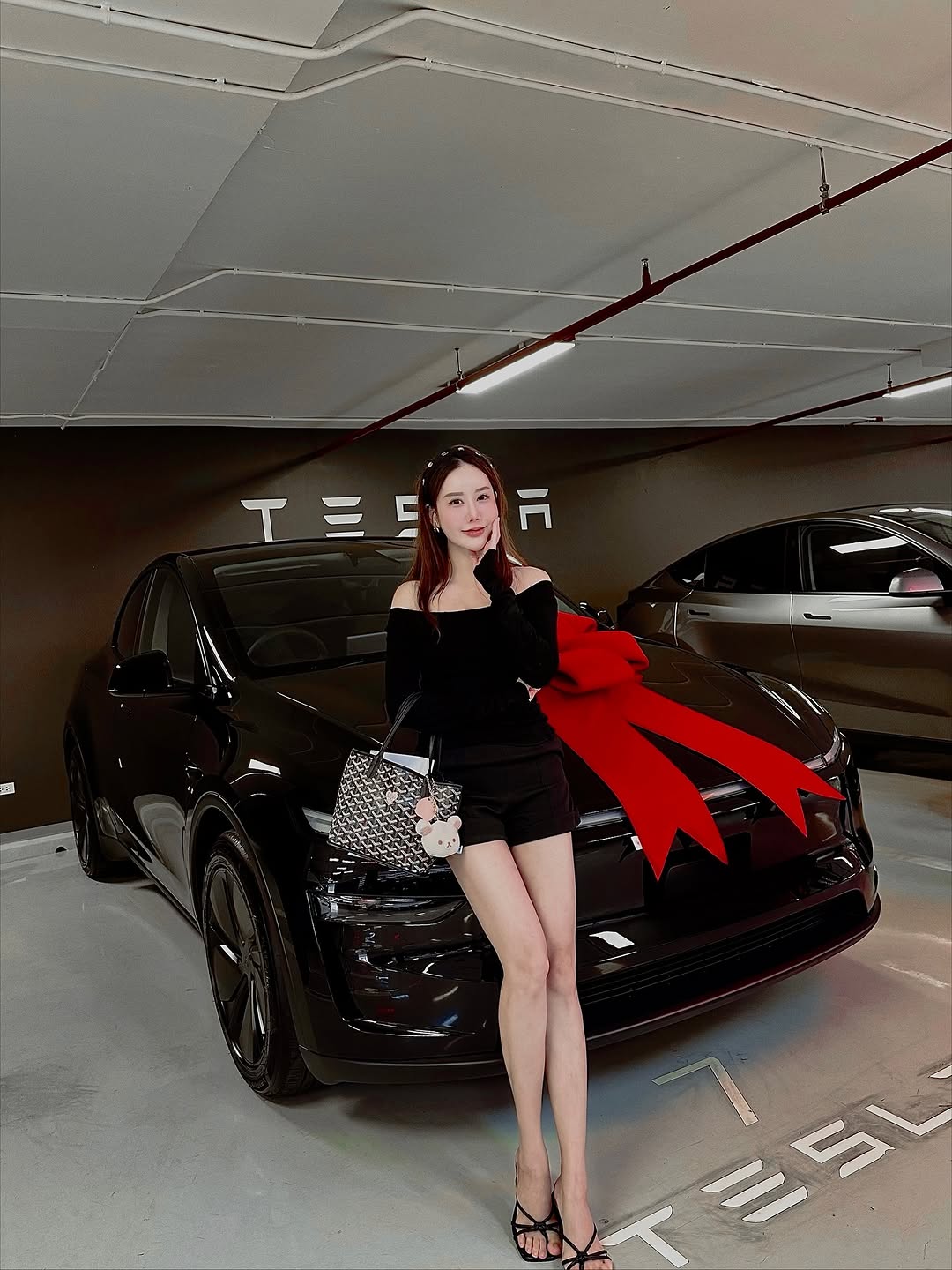 欢迎 Model Y 朱庇特长续航版🖤🎀 今年的生日礼物，如果我们同时踩油门和刹车，车会熄火吗 😗✨ @yuuyanin