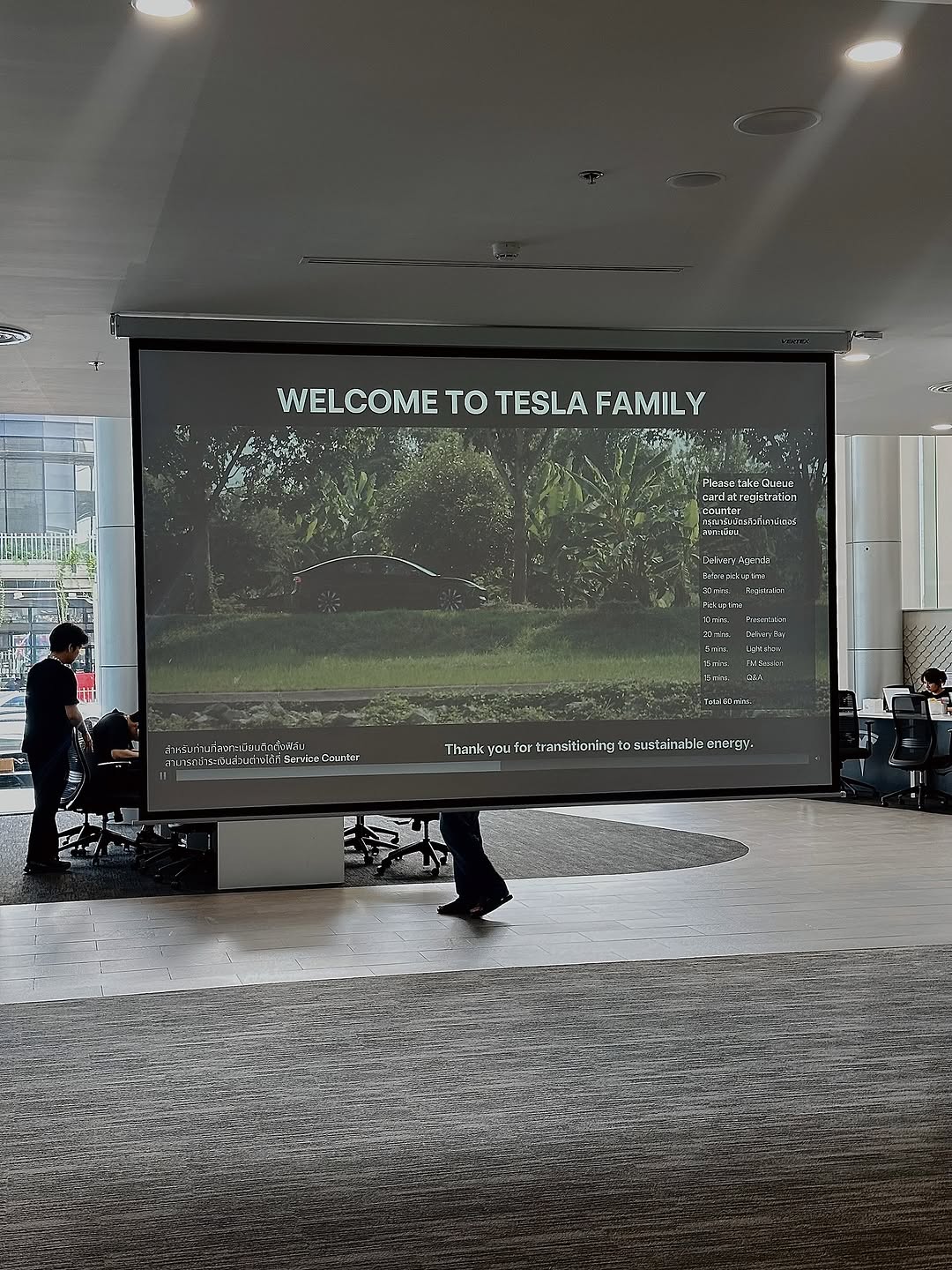 欢迎 Model Y 朱庇特长续航版🖤🎀 今年的生日礼物，如果我们同时踩油门和刹车，车会熄火吗 😗✨ @yuuyanin