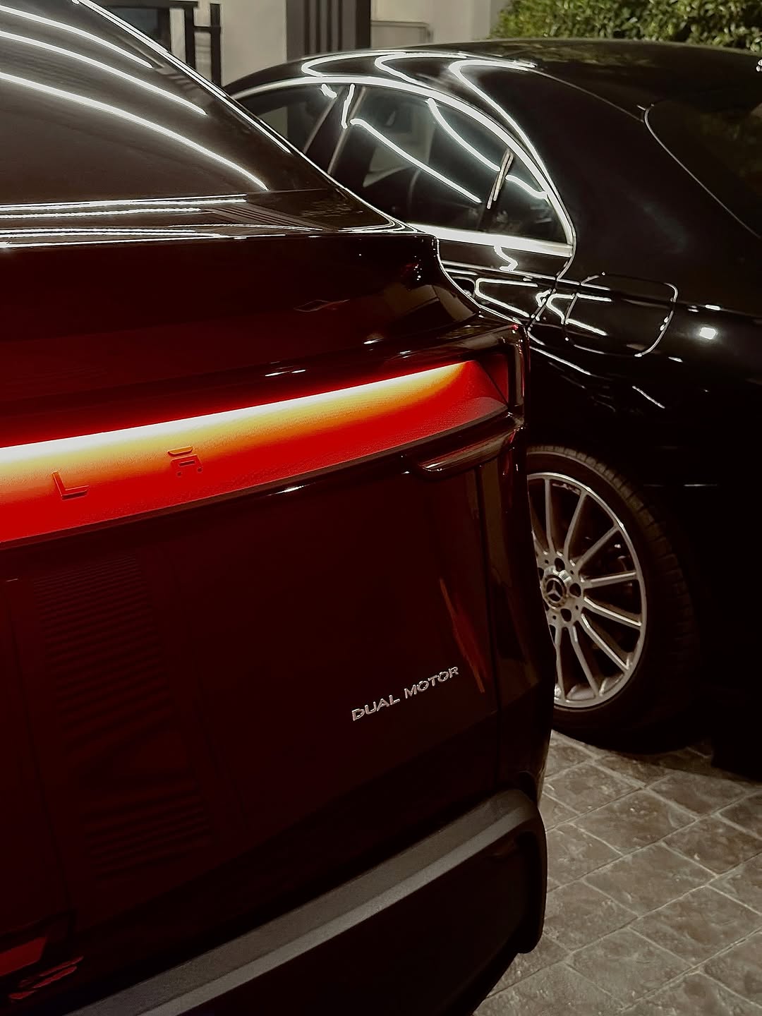 欢迎 Model Y 朱庇特长续航版🖤🎀 今年的生日礼物，如果我们同时踩油门和刹车，车会熄火吗 😗✨ @yuuyanin