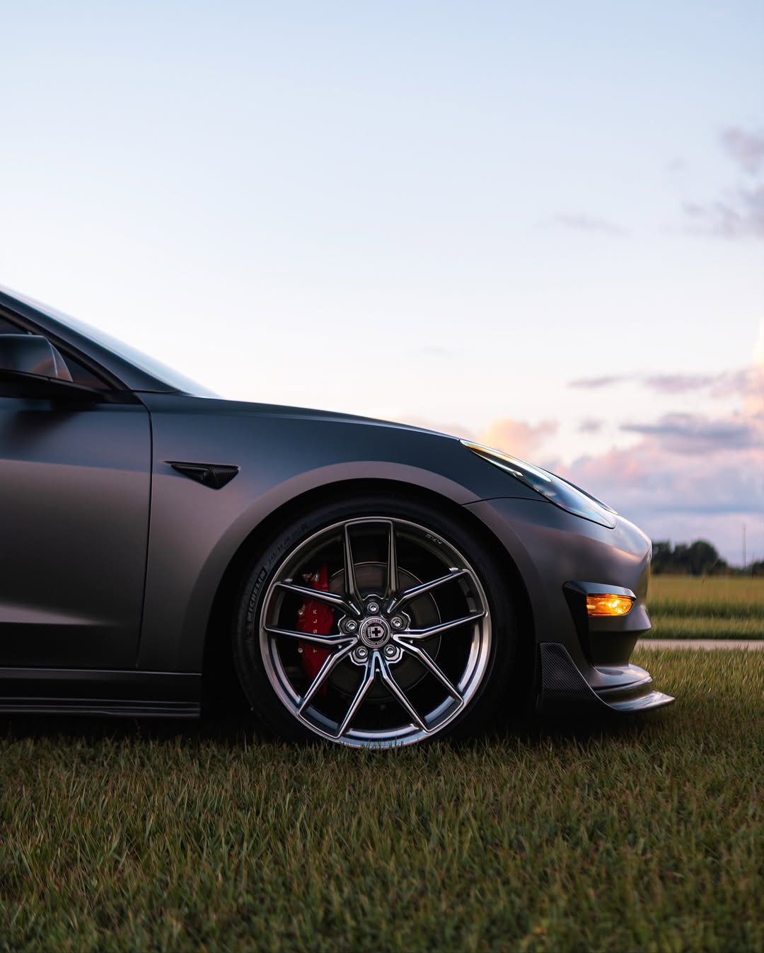 丝绸上的日落。 @sonyalpha a6400 + Sigma 30m F1.4 - - - - #tesla #modifiedtesla #tesla电机 #photography #teslamodel3 #cars #electriccar #tesla生活 #tesla汽车 #tesla车主 #carsofinstagram #carporn #satin #satin深灰色 #wrap #car #car摄影 #sonyalpha #sonya6400 #ocala #florida @rawthemonster_