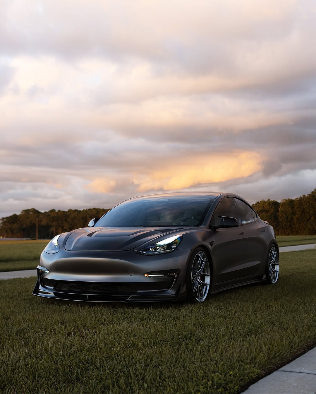 丝绸上的日落。 @sonyalpha a6400 + Sigma 30m F1.4 - - - - #tesla #modifiedtesla #tesla电机 #photography #teslamodel3 #cars #electriccar #tesla生活 #tesla汽车 #tesla车主 #carsofinstagram #carporn #satin #satin深灰色 #wrap #car #car摄影 #sonyalpha #sonya6400 #ocala #florida @rawthemonster_