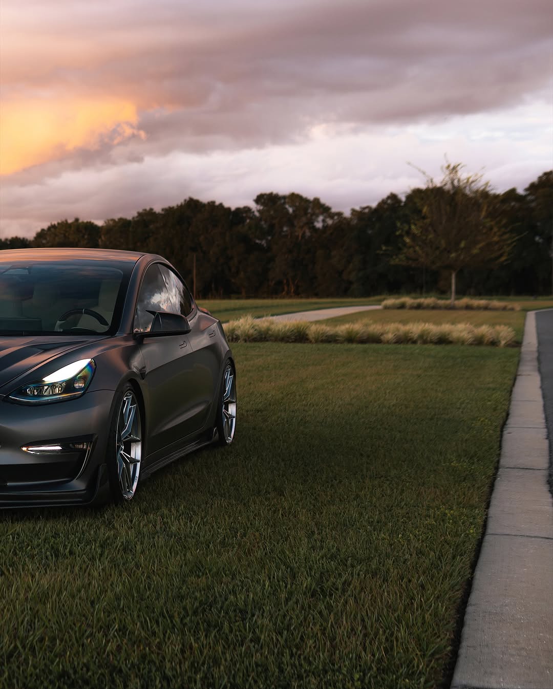 丝绸上的日落。 @sonyalpha a6400 + Sigma 30m F1.4 - - - - #tesla #modifiedtesla #tesla电机 #photography #teslamodel3 #cars #electriccar #tesla生活 #tesla汽车 #tesla车主 #carsofinstagram #carporn #satin #satin深灰色 #wrap #car #car摄影 #sonyalpha #sonya6400 #ocala #florida @rawthemonster_