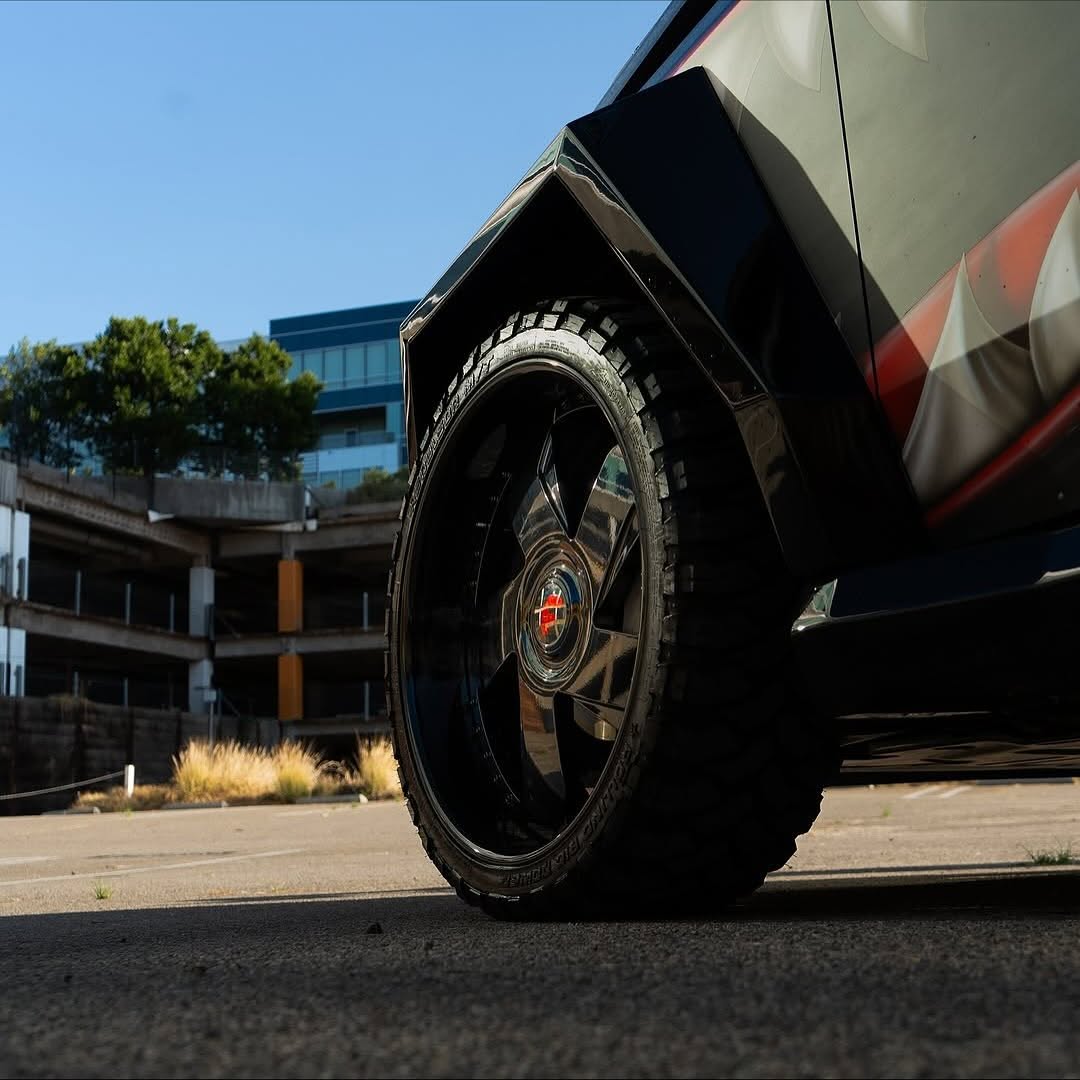 #CyberTruck在 #Forgiato @wheels 由 @westcoastcustoms @forgiato